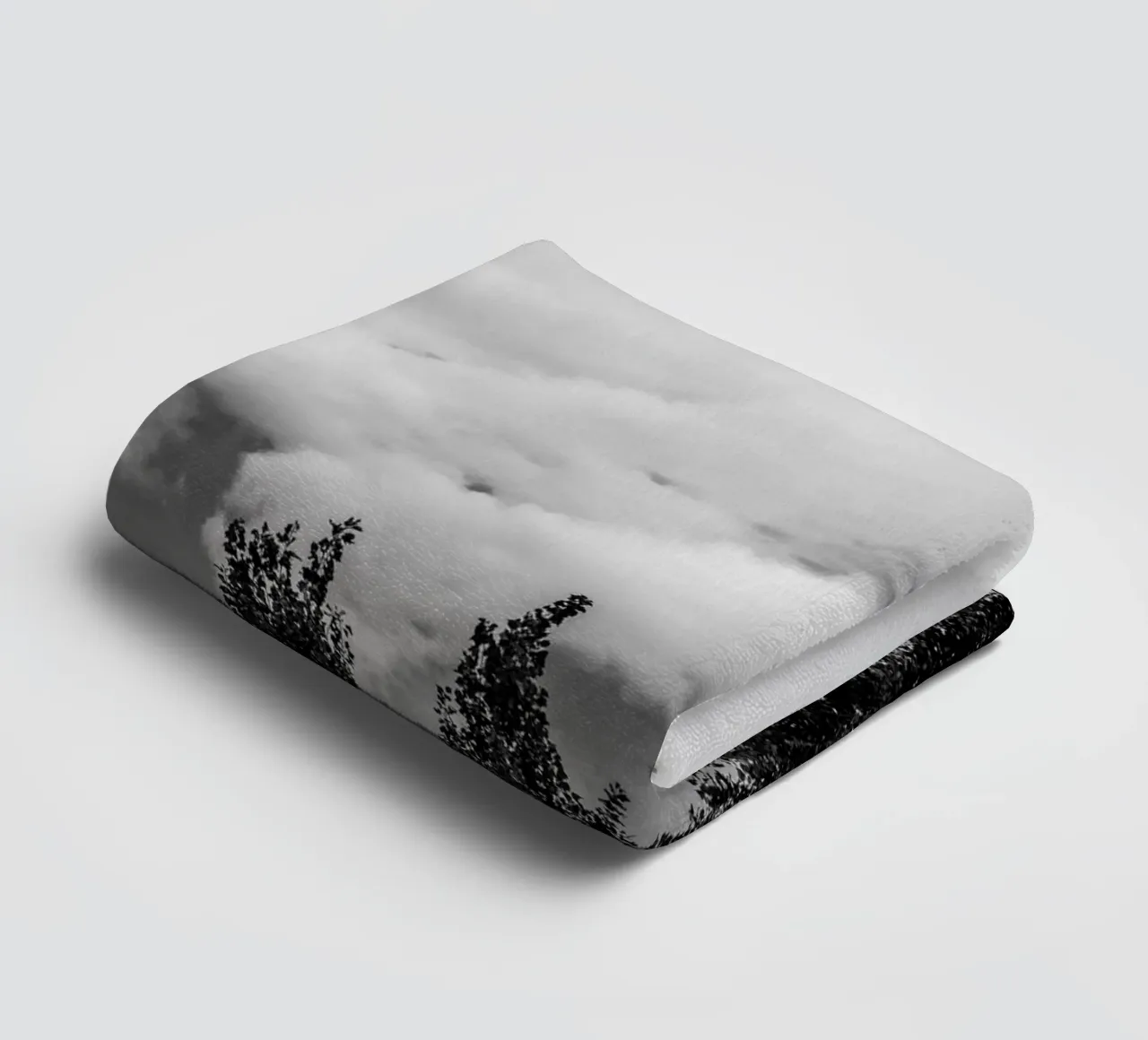 Three trees in cloudy mountains badhanddoek van photolovers
