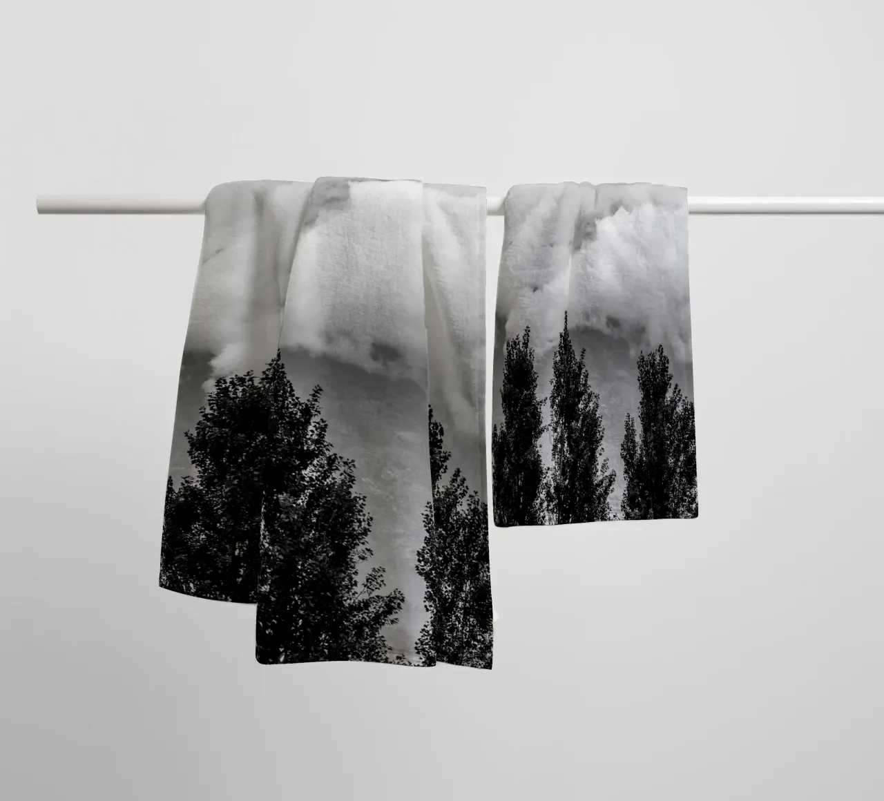Three trees in cloudy mountains badhanddoek van photolovers