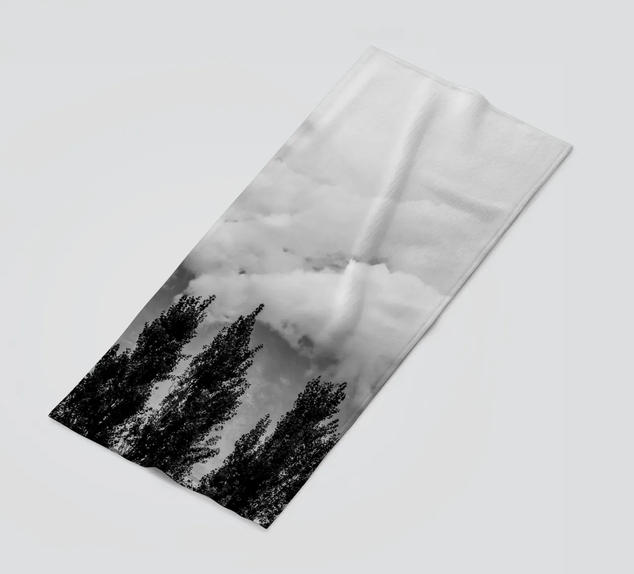 Three trees in cloudy mountains strandhanddoek van photolovers