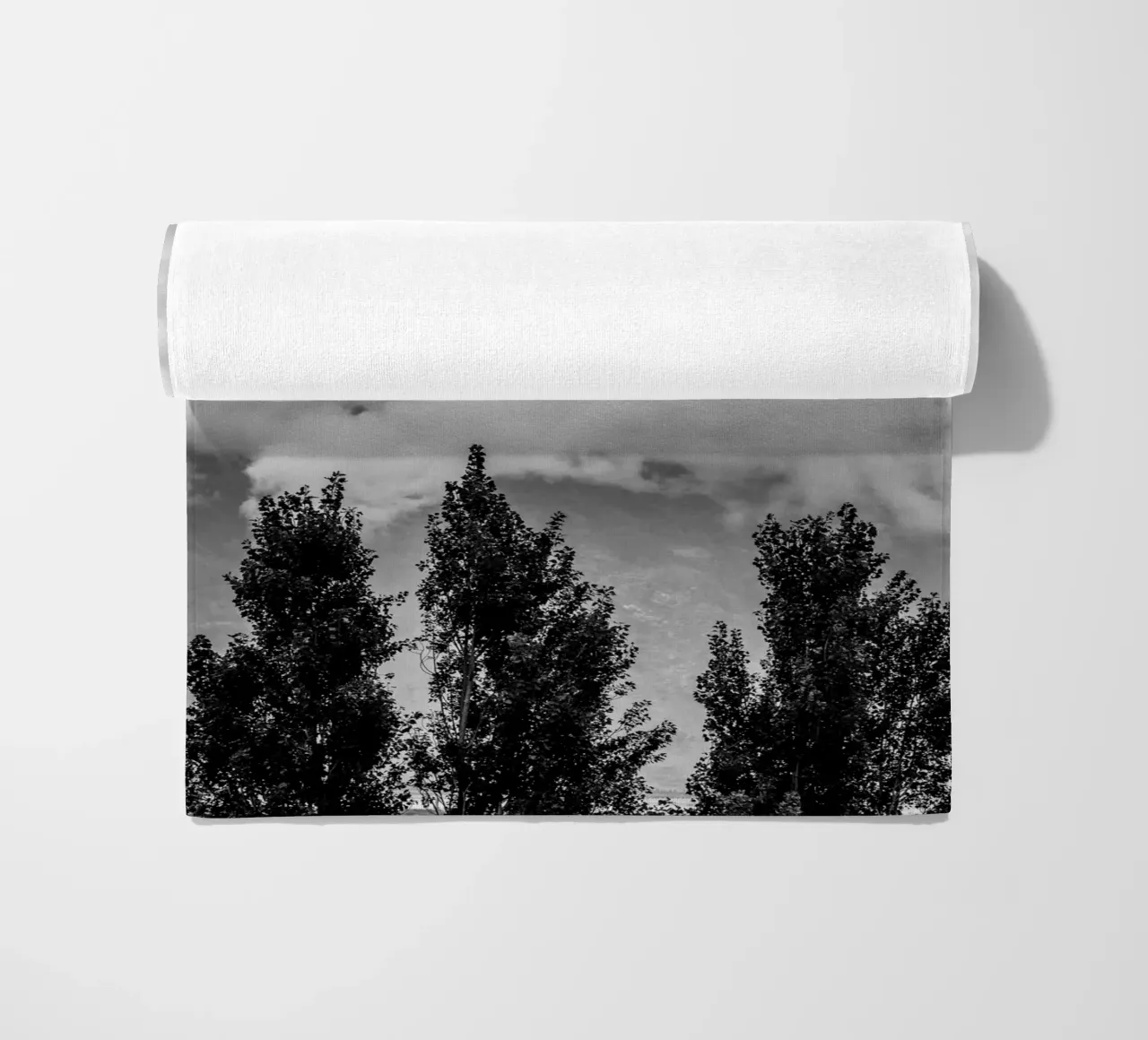 Three trees in cloudy mountains strandhanddoek van photolovers