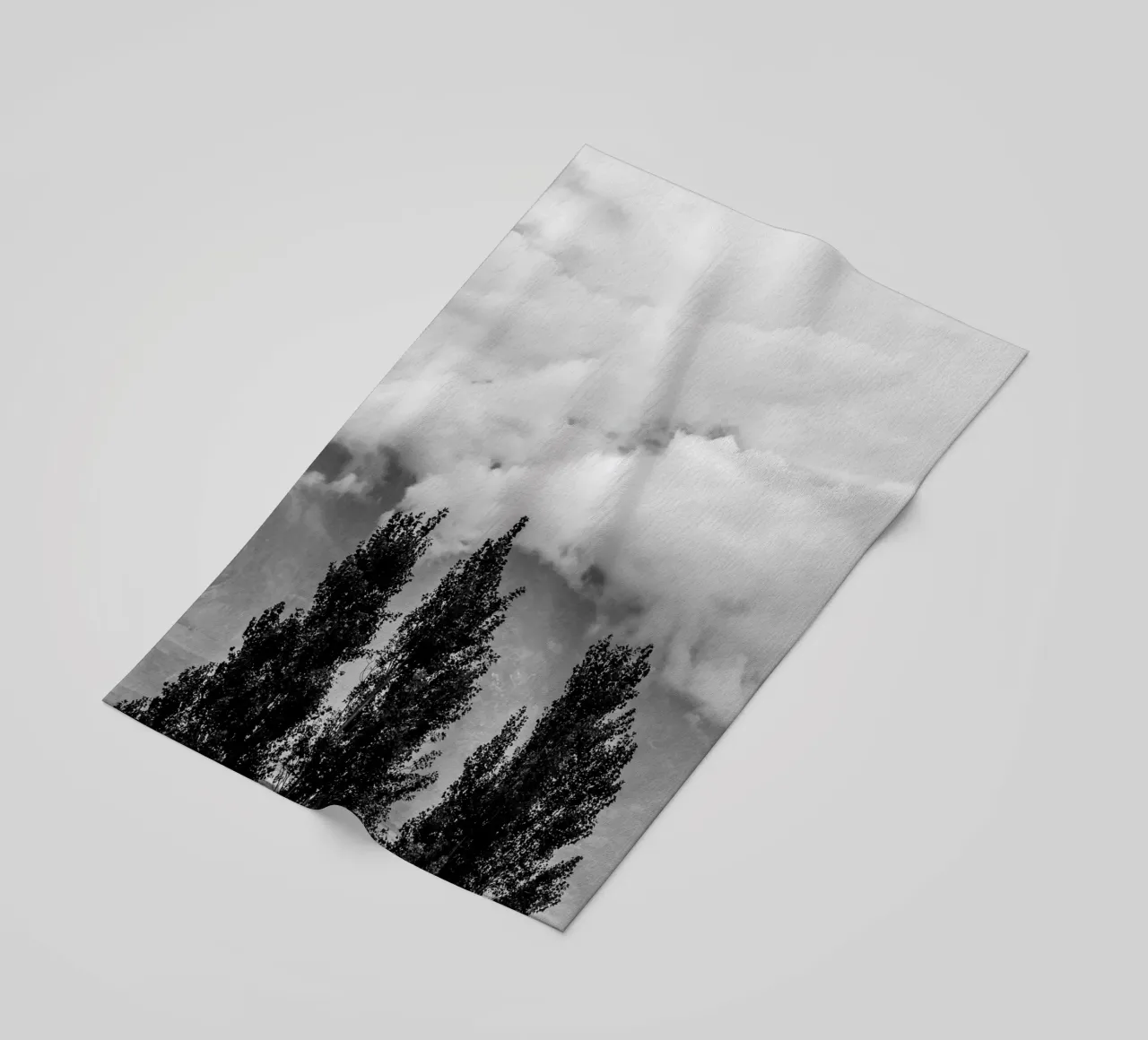 Three trees in cloudy mountains strandhanddoek van photolovers