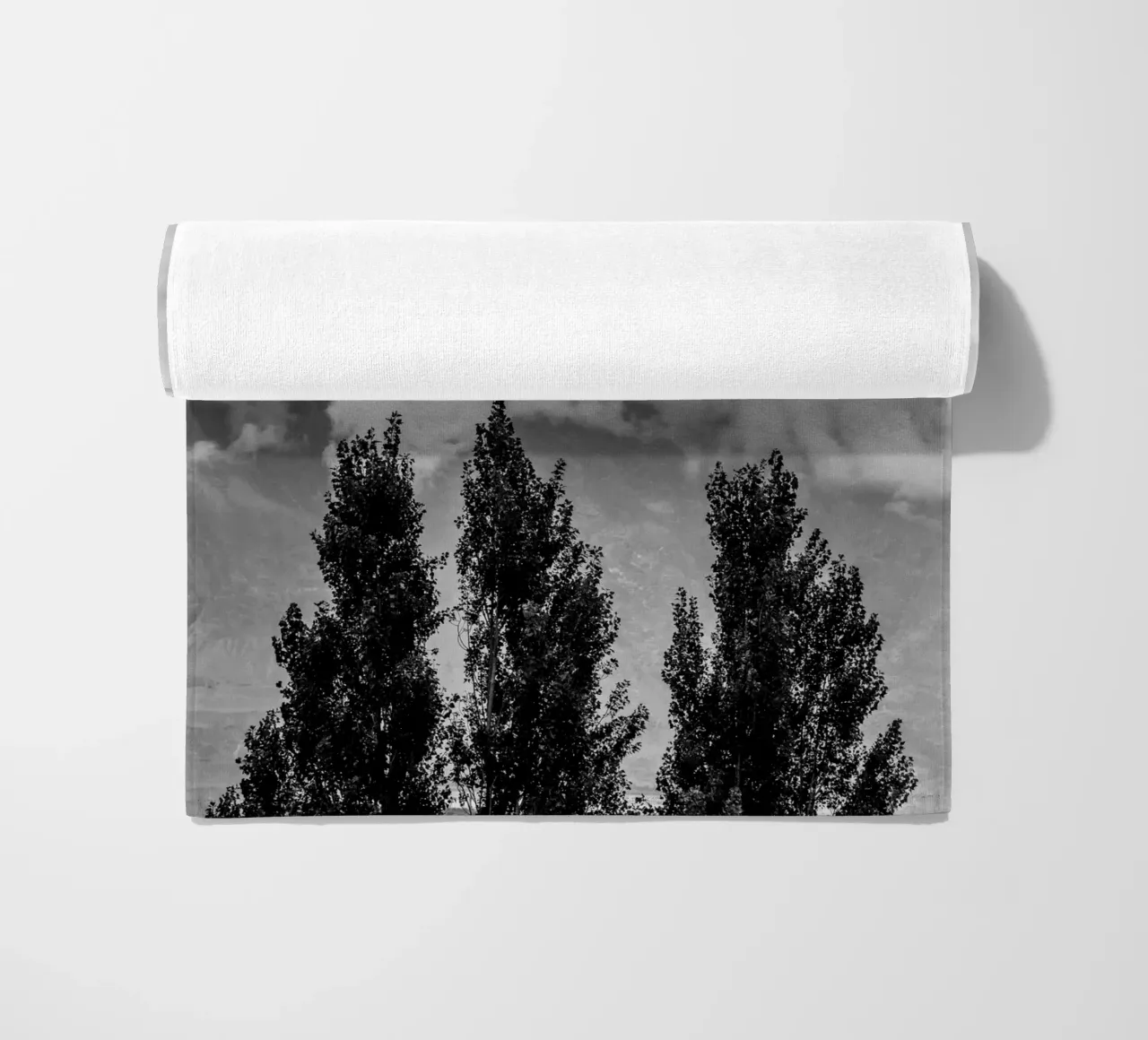 Three trees in cloudy mountains telo mare da photolovers