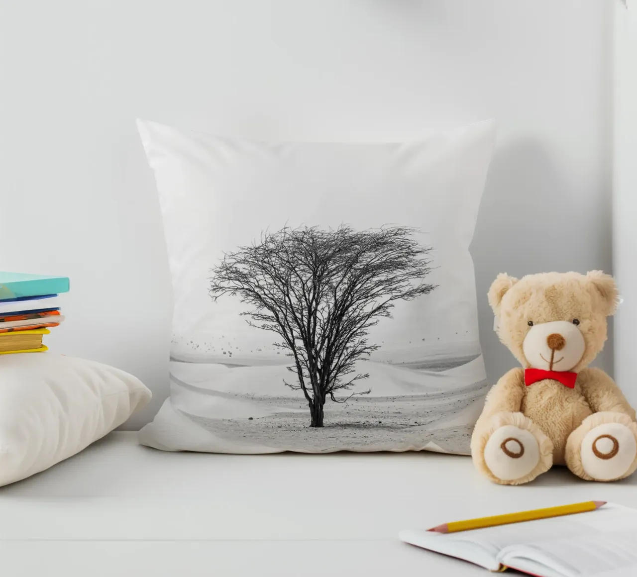 Lonely tree in the desert cuscino da photolovers