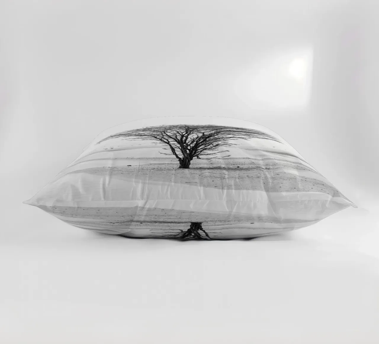 Lonely tree in the desert cuscino da photolovers