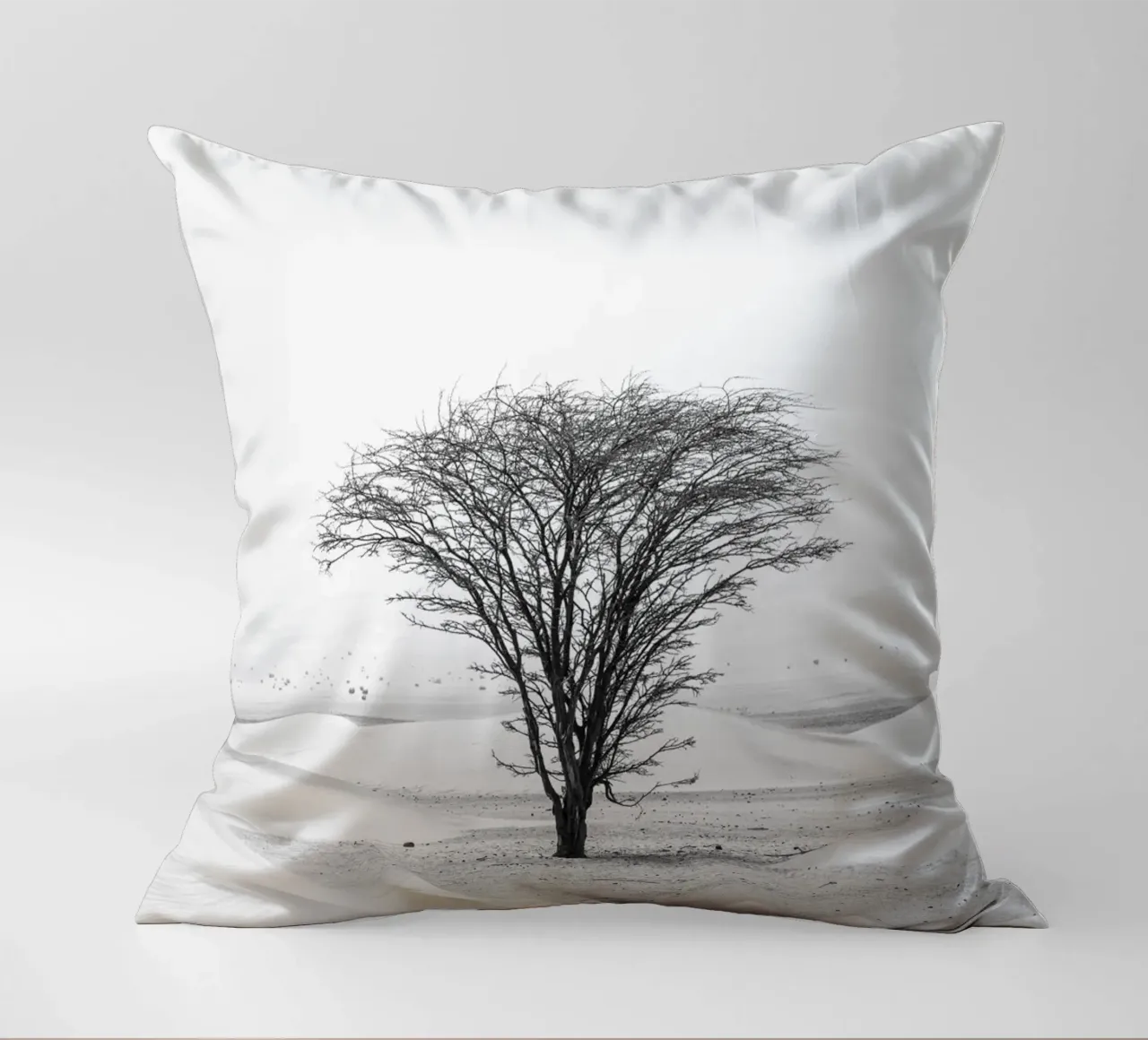Lonely tree in the desert cuscino da photolovers