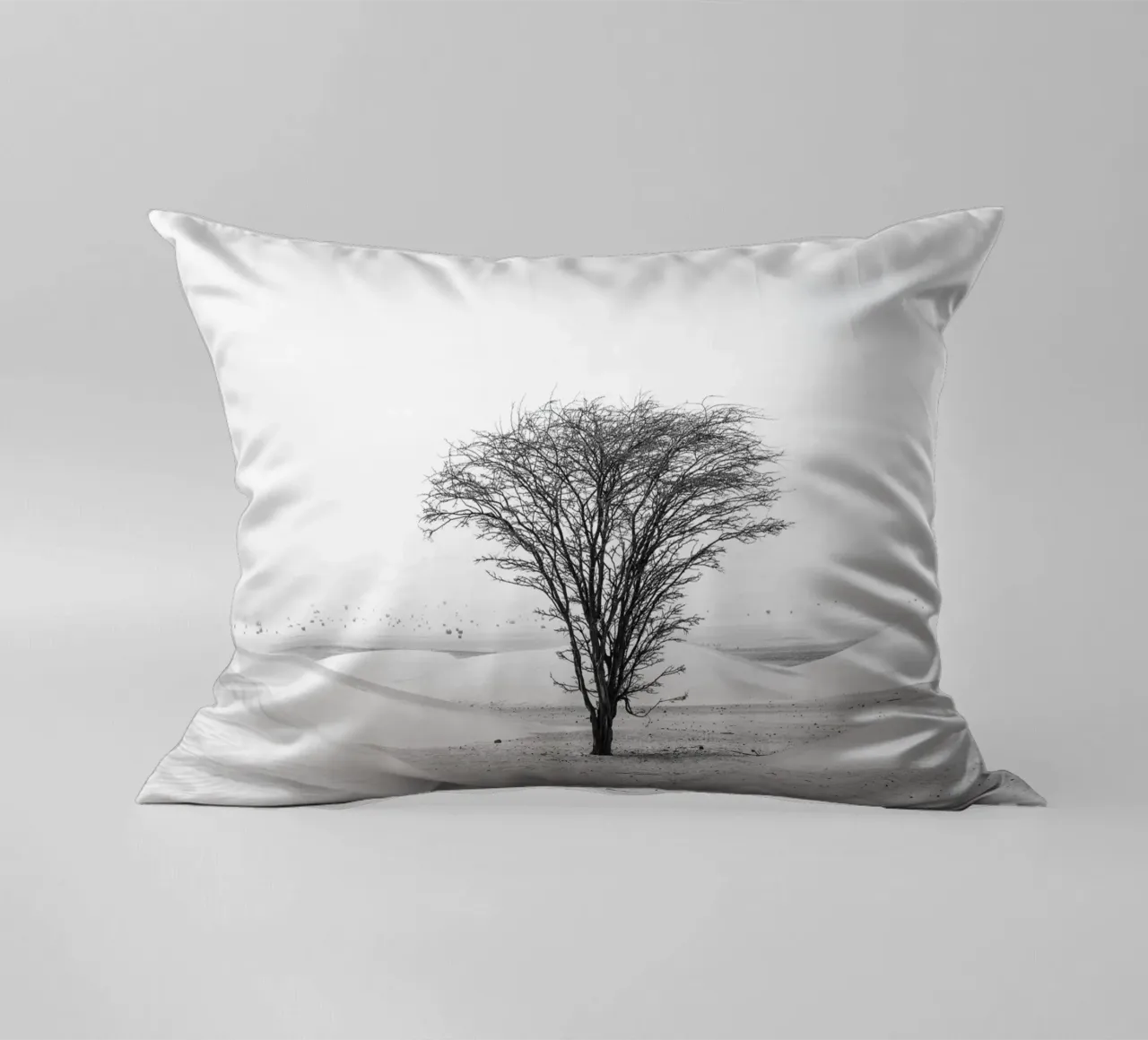 Lonely tree in the desert cuscino da photolovers