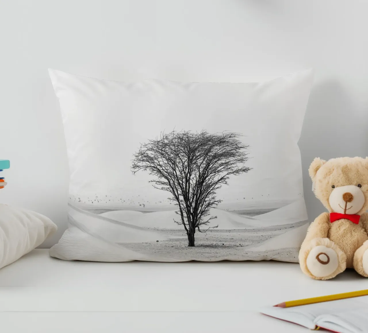 Lonely tree in the desert cuscino da photolovers