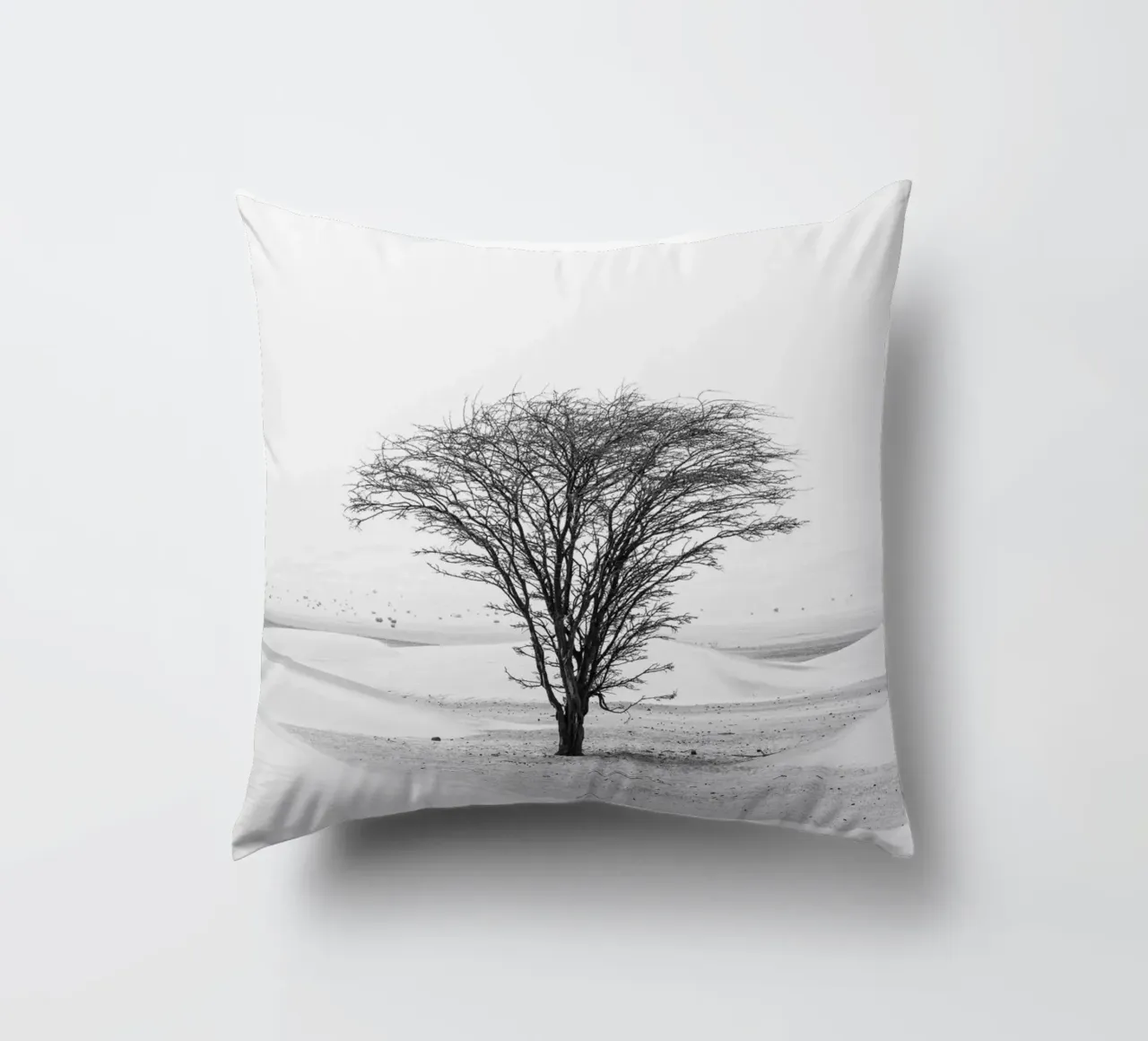 Lonely tree in the desert cuscino da photolovers