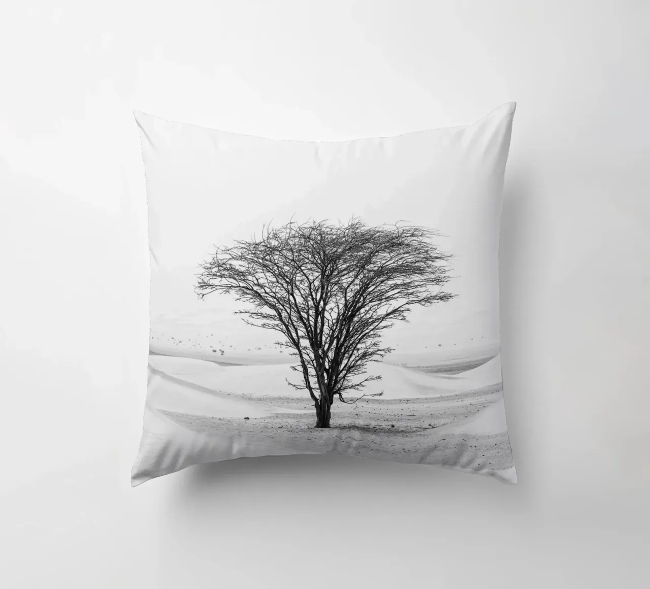 Lonely tree in the desert cuscino da photolovers