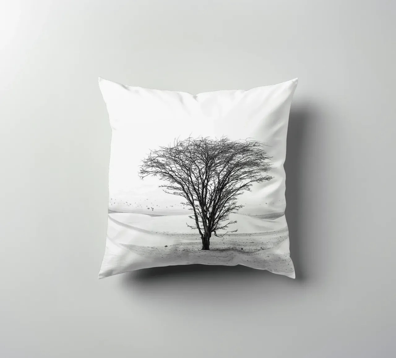 Lonely tree in the desert cuscino da photolovers