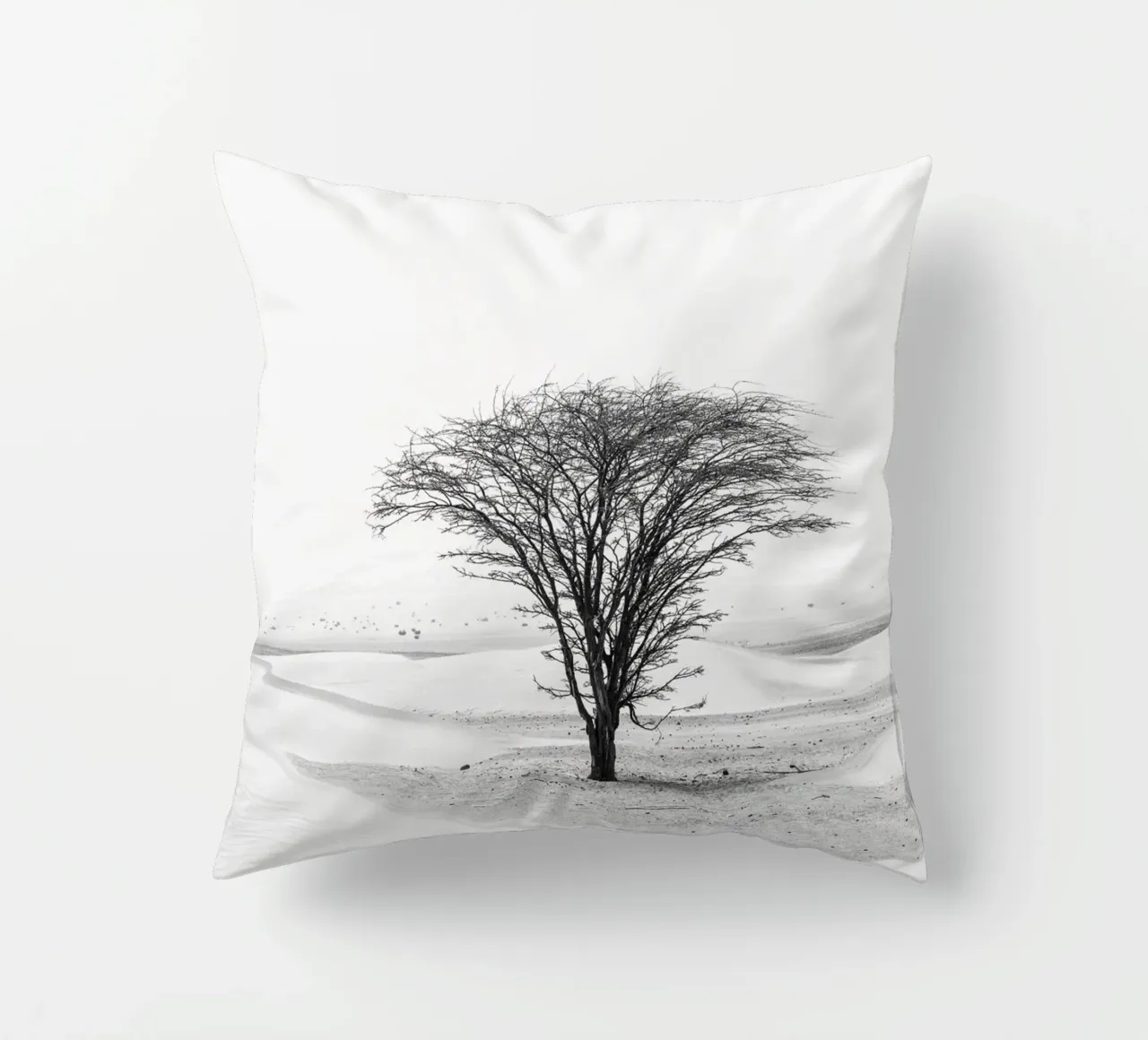 Lonely tree in the desert cuscino da photolovers