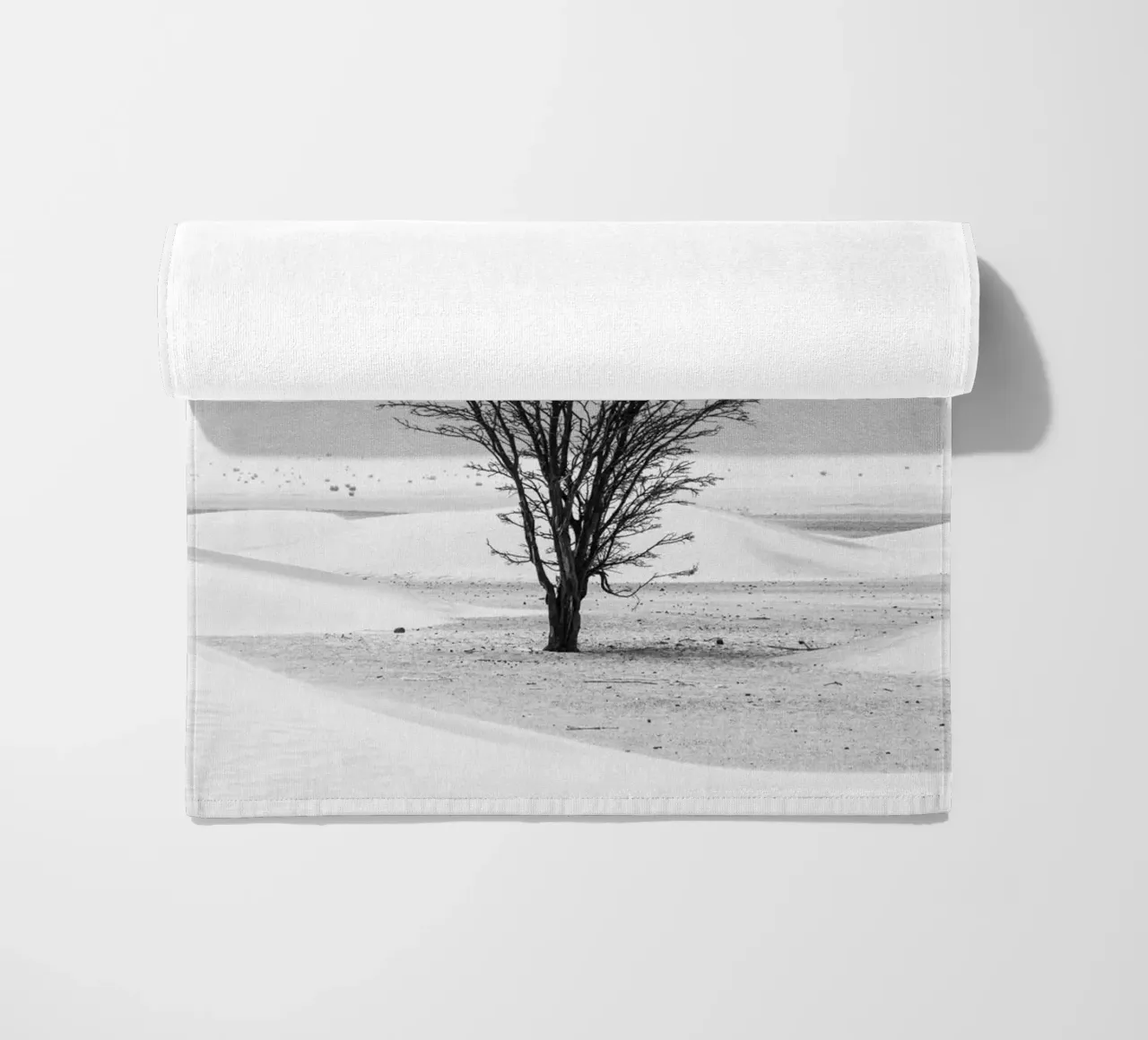 Lonely tree in the desert telo mare da photolovers