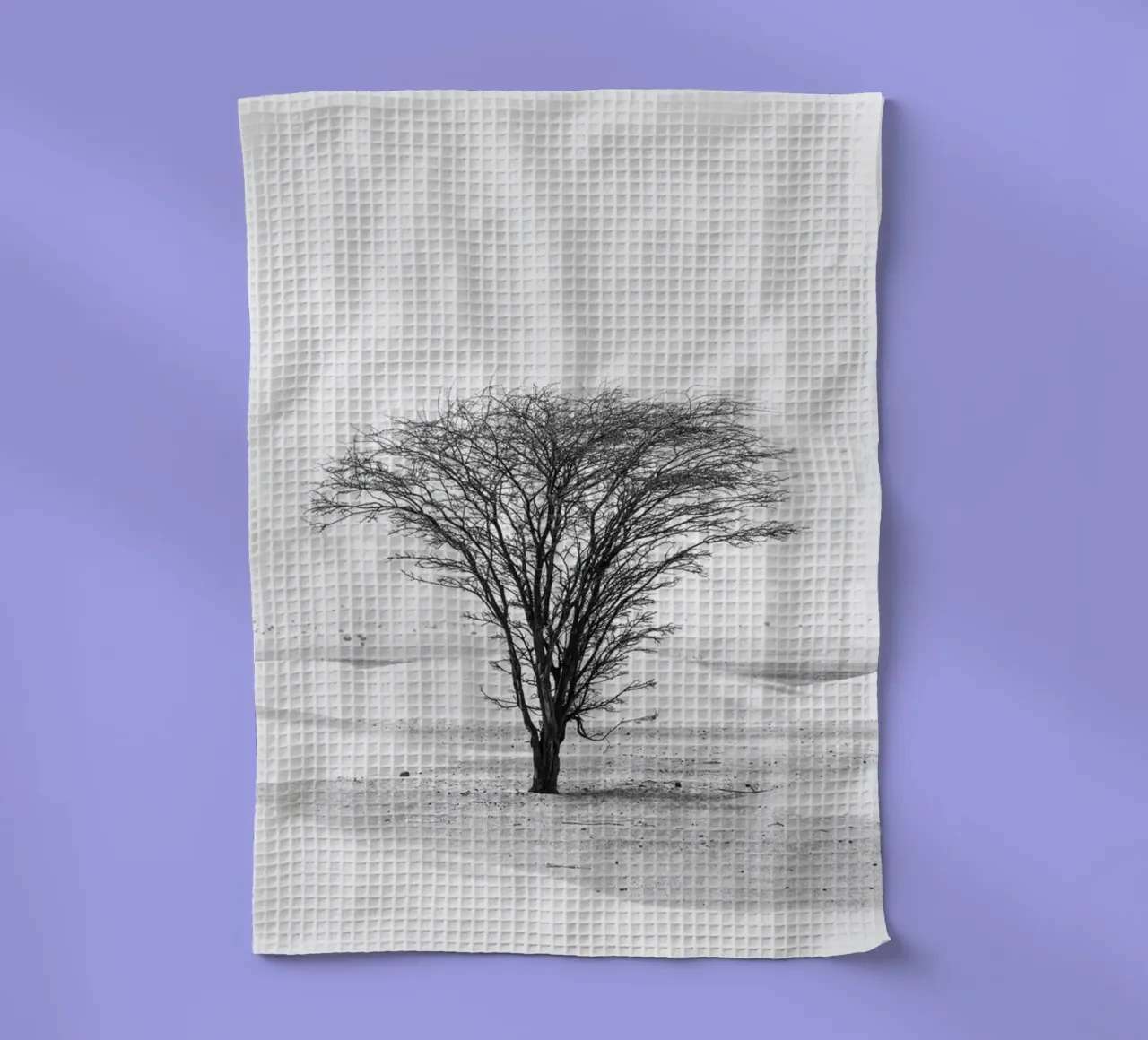 Lonely tree in the desert theedoek van photolovers