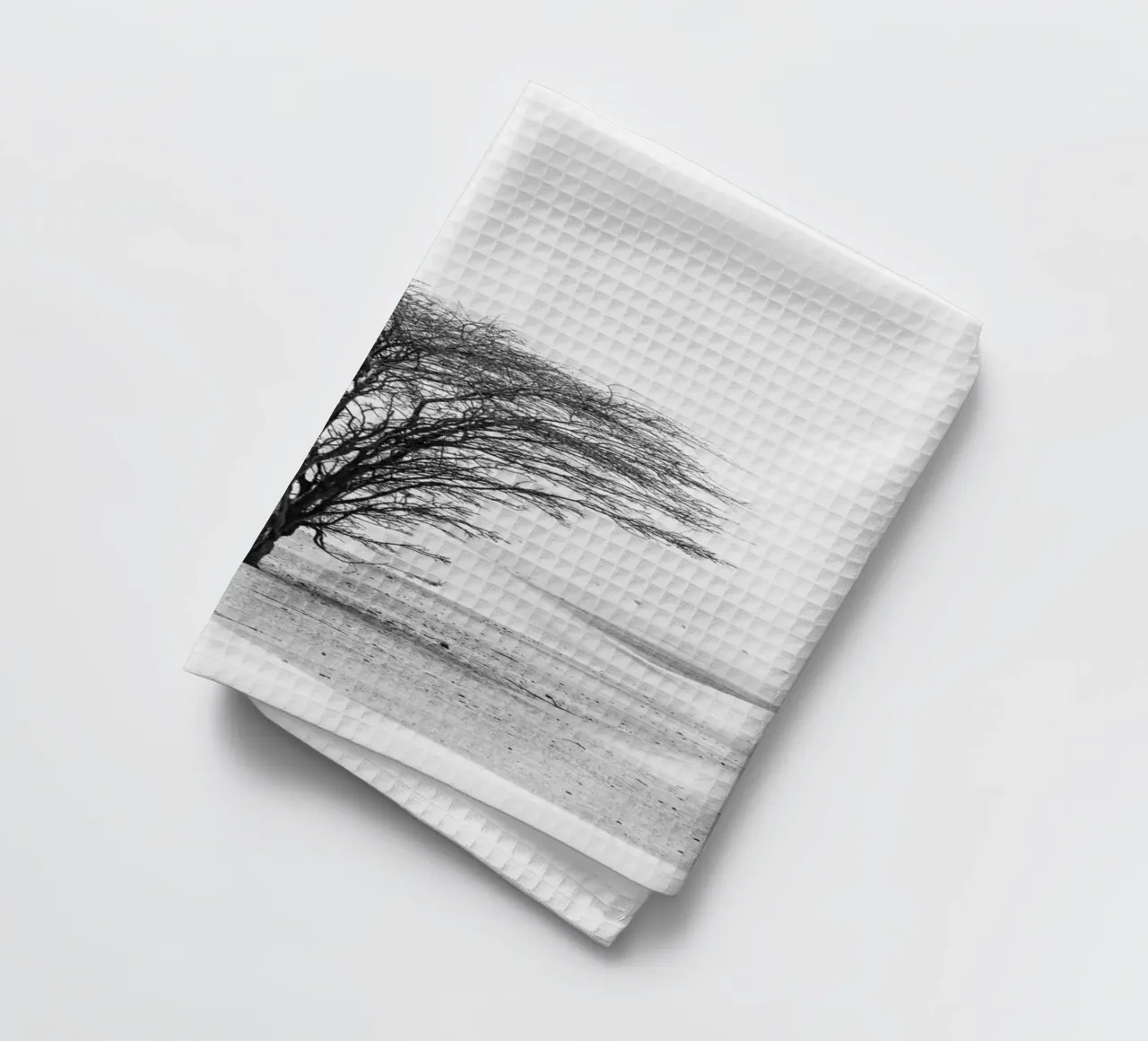 Lonely tree in the desert theedoek van photolovers