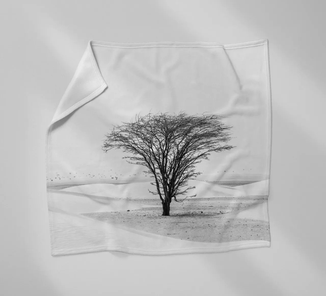 Lonely tree in the desert coperta in pile da photolovers