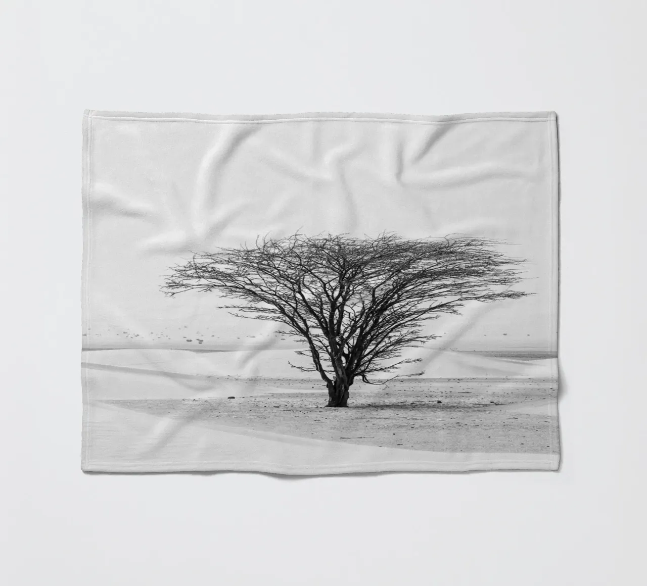 Lonely tree in the desert coperta in pile da photolovers