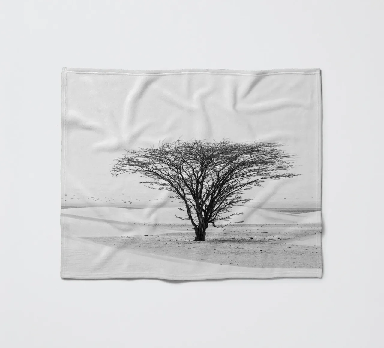 Lonely tree in the desert coperta in pile da photolovers