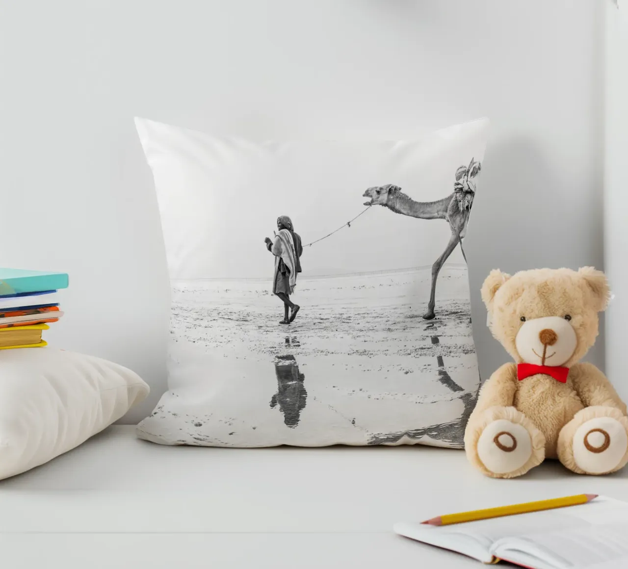 Man with his camel cuscino da photolovers