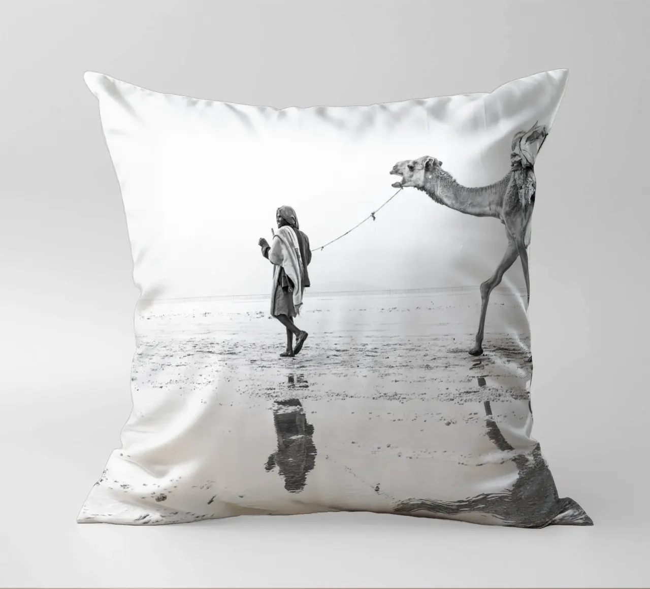 Man with his camel cuscino da photolovers