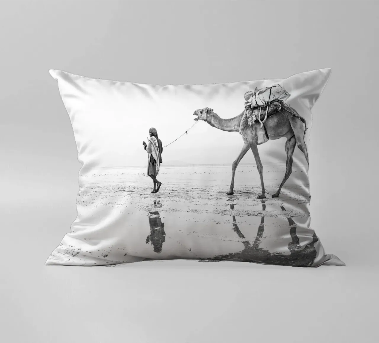 Man with his camel Kissen von photolovers