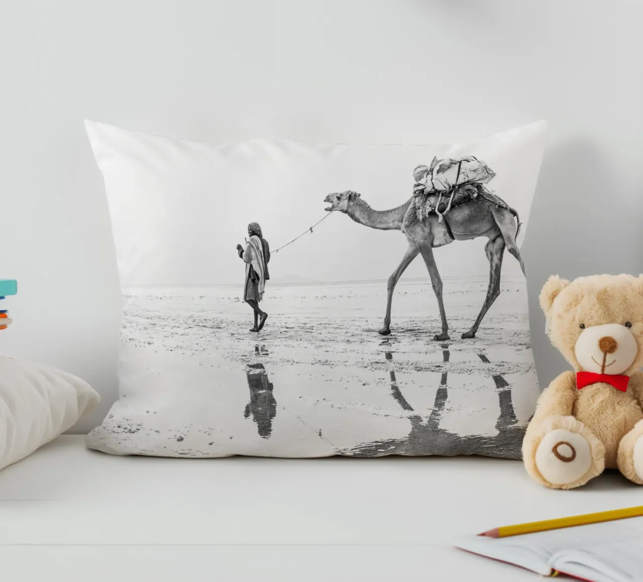 Man with his camel cuscino da photolovers