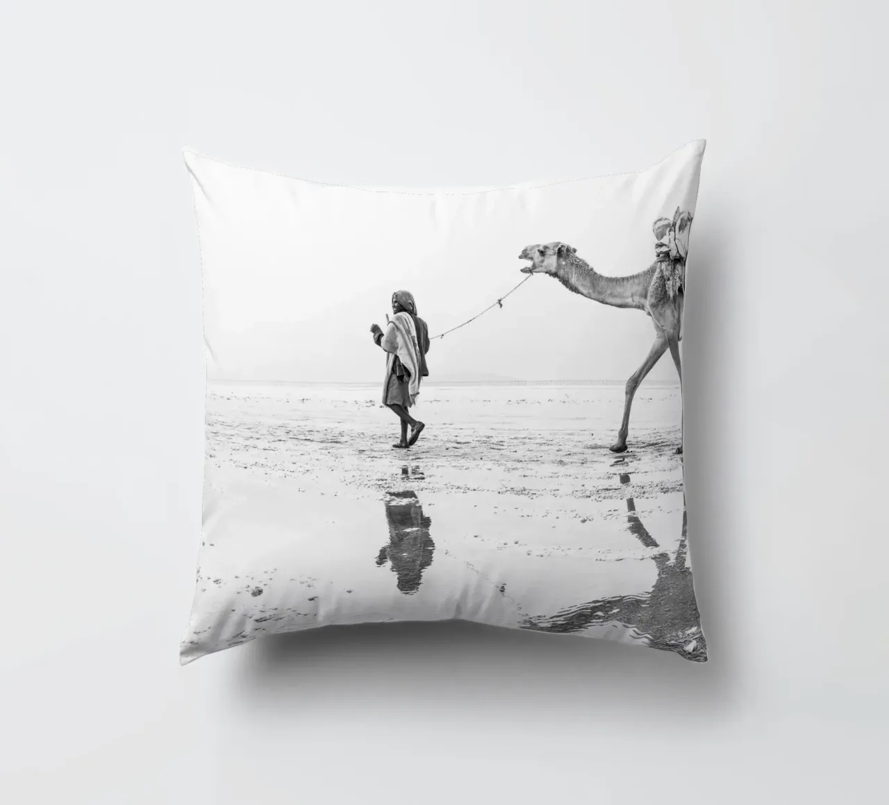 Man with his camel cuscino da photolovers