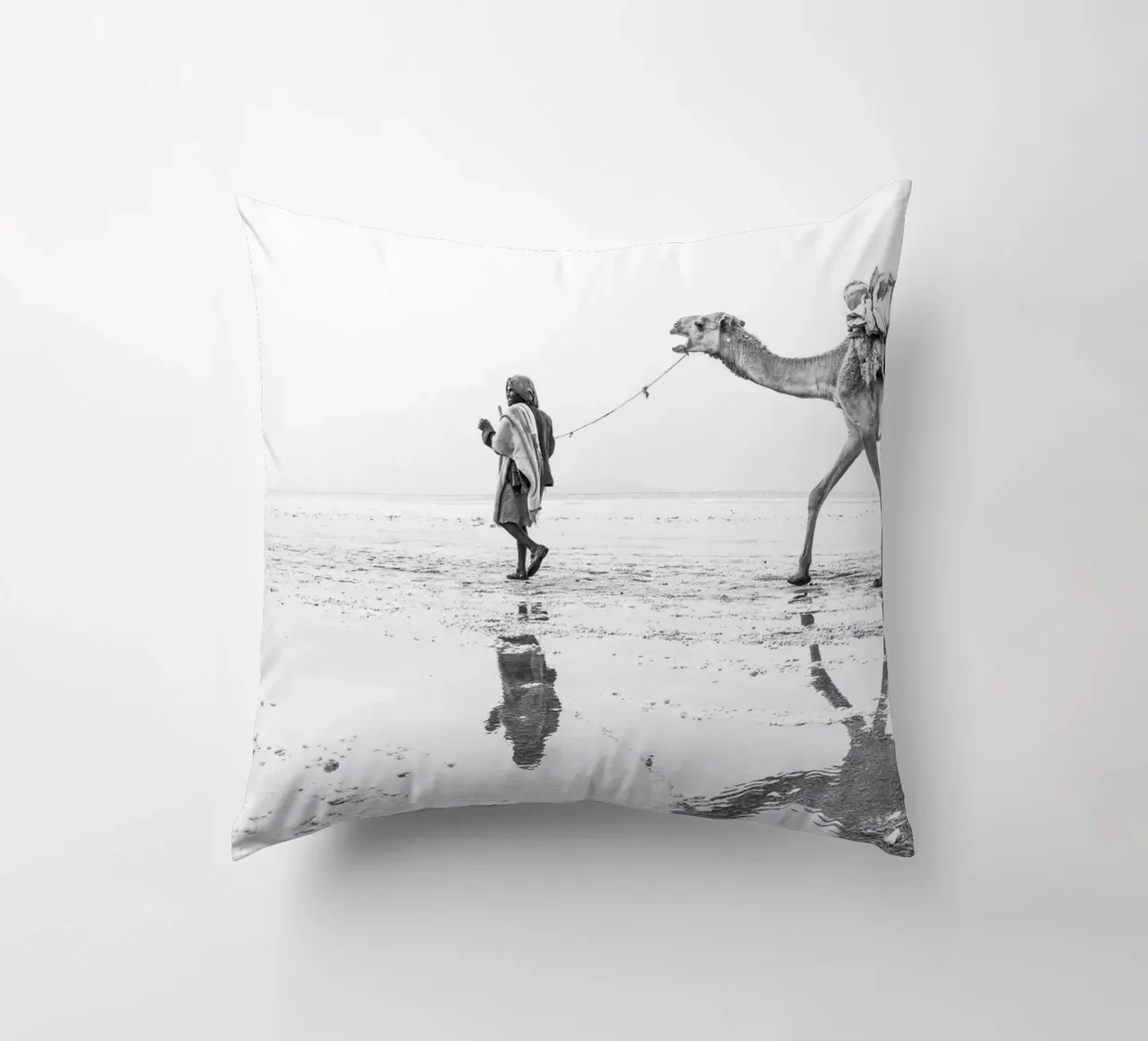 Man with his camel cuscino da photolovers