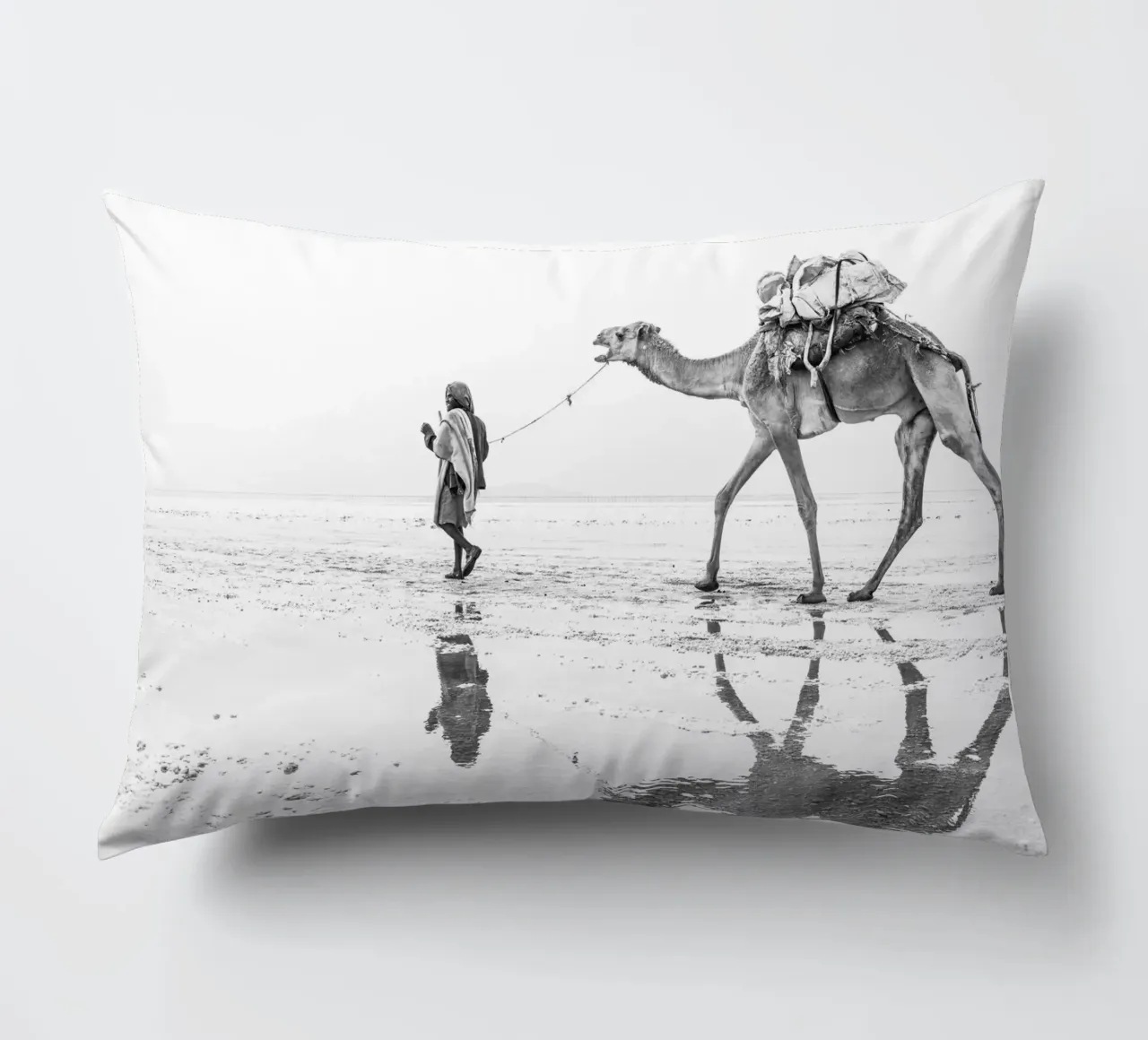 Man with his camel cuscino da photolovers