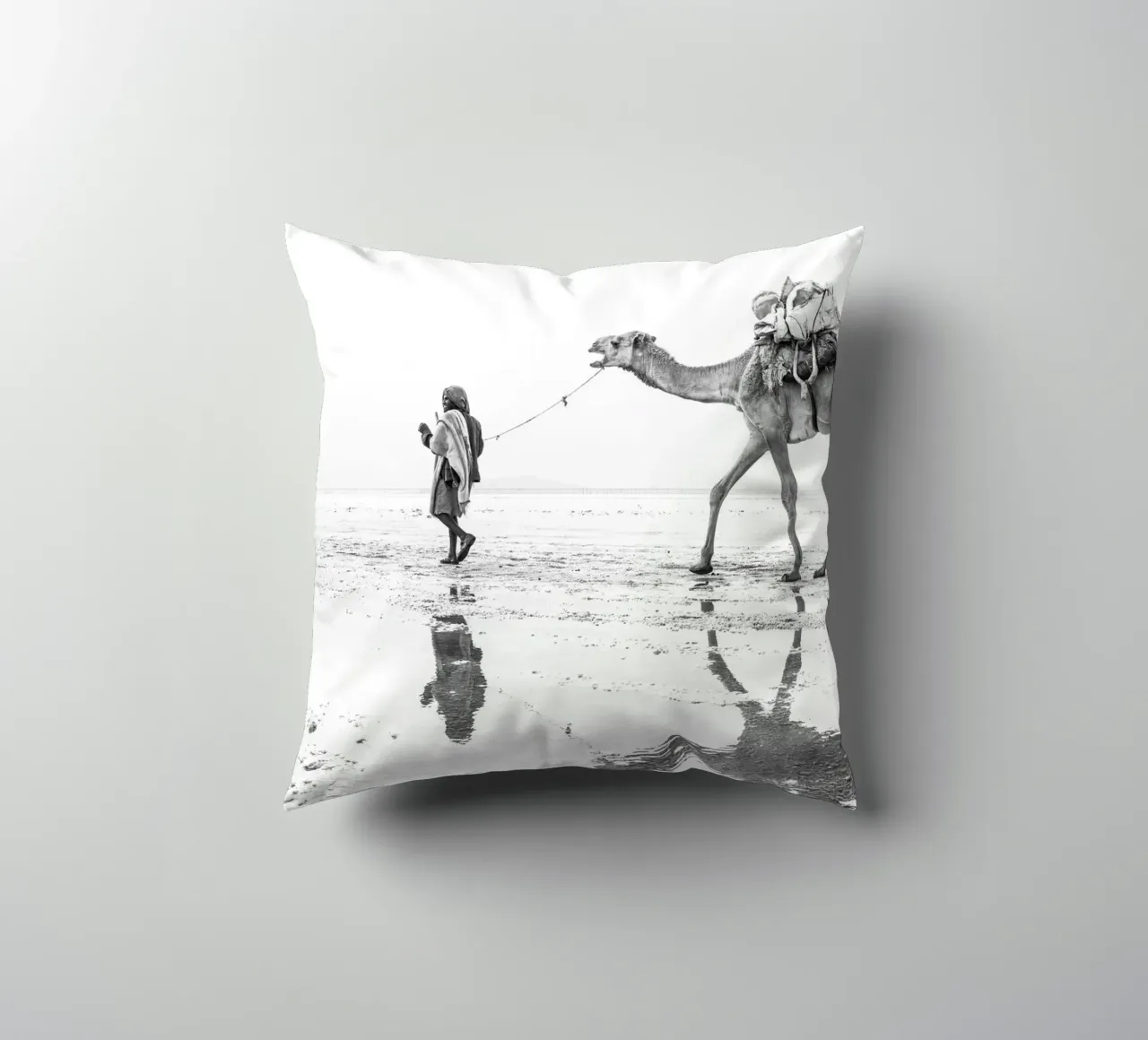 Man with his camel cuscino da photolovers