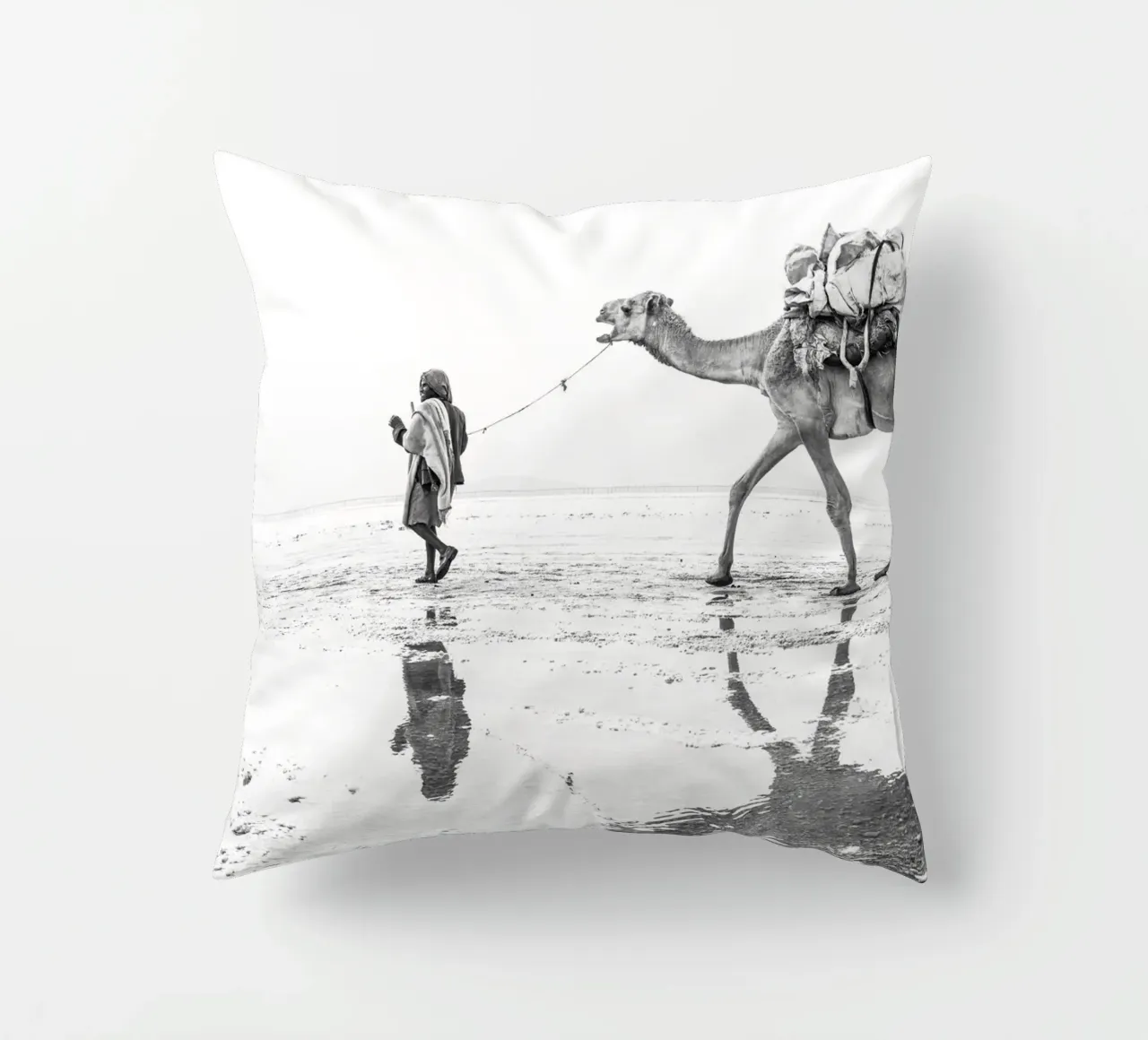 Man with his camel Kissen von photolovers