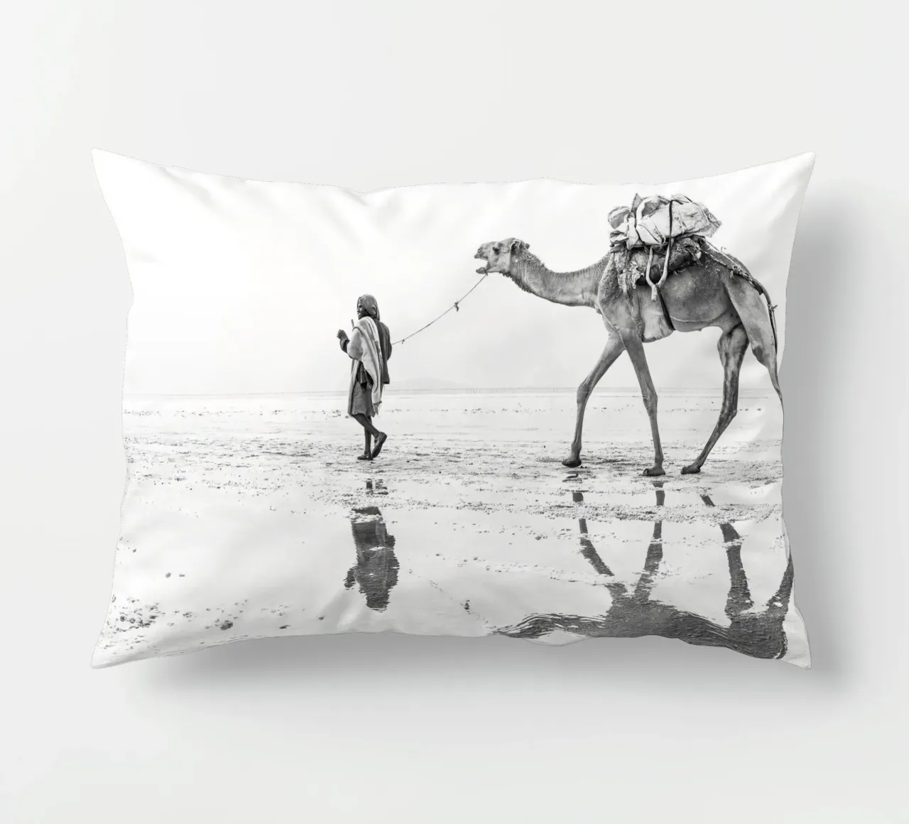 Man with his camel Kissen von photolovers