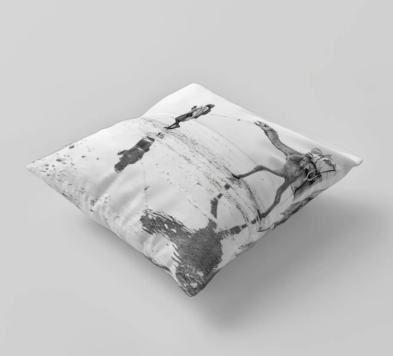 Man with his camel cuscino da photolovers