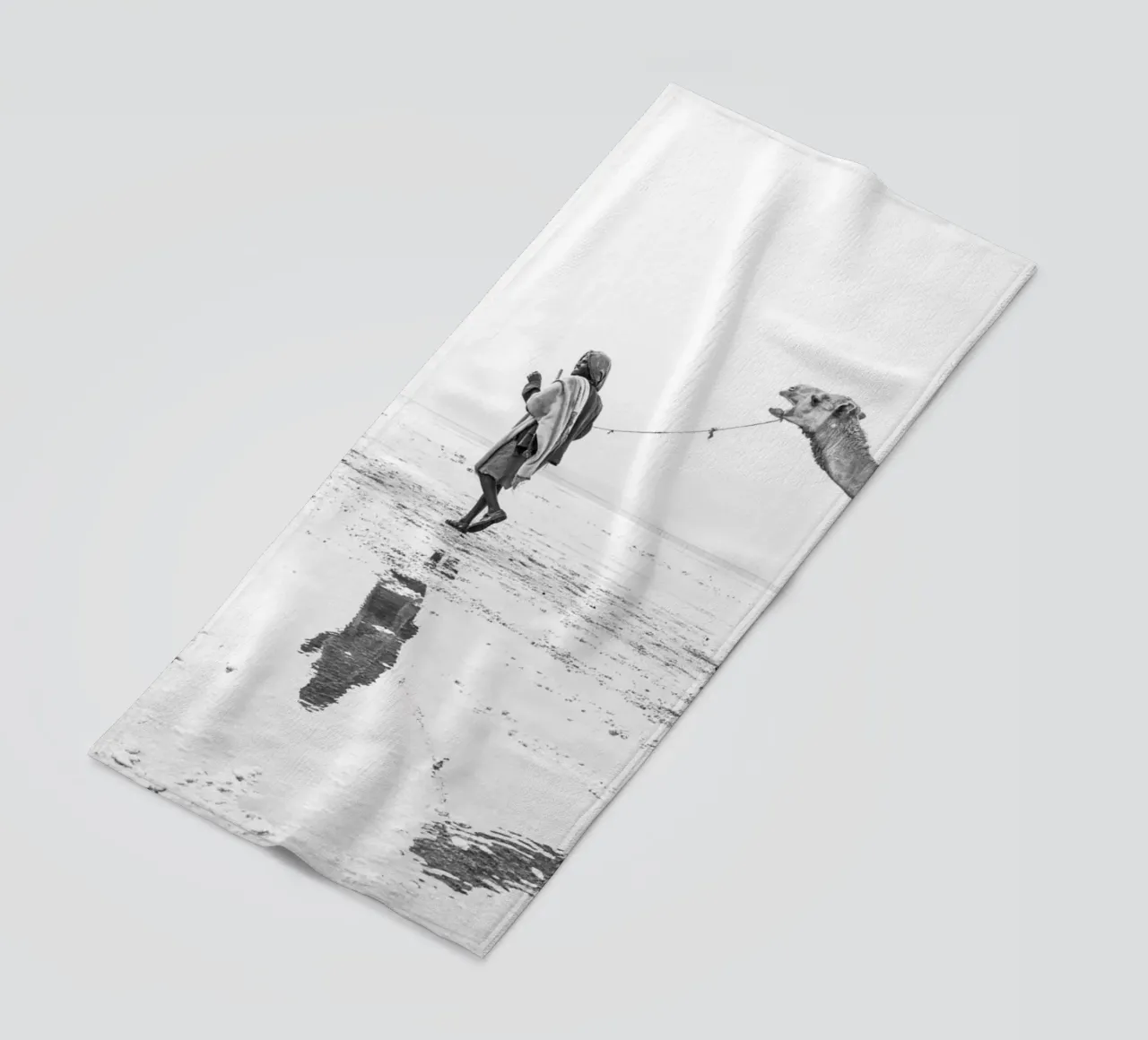 Man with his camel telo mare da photolovers