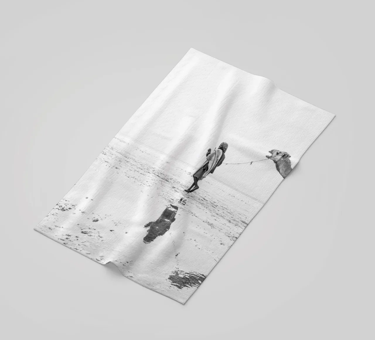 Man with his camel telo mare da photolovers