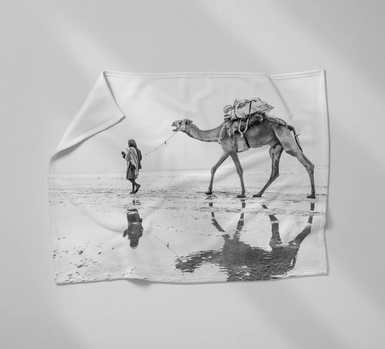 Man with his camel coperta in pile da photolovers