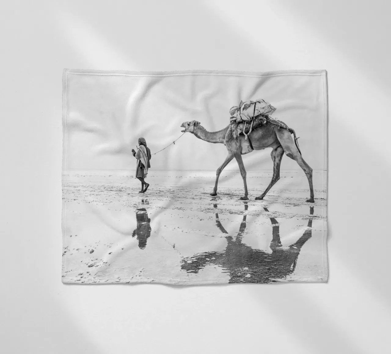 Man with his camel coperta in pile da photolovers