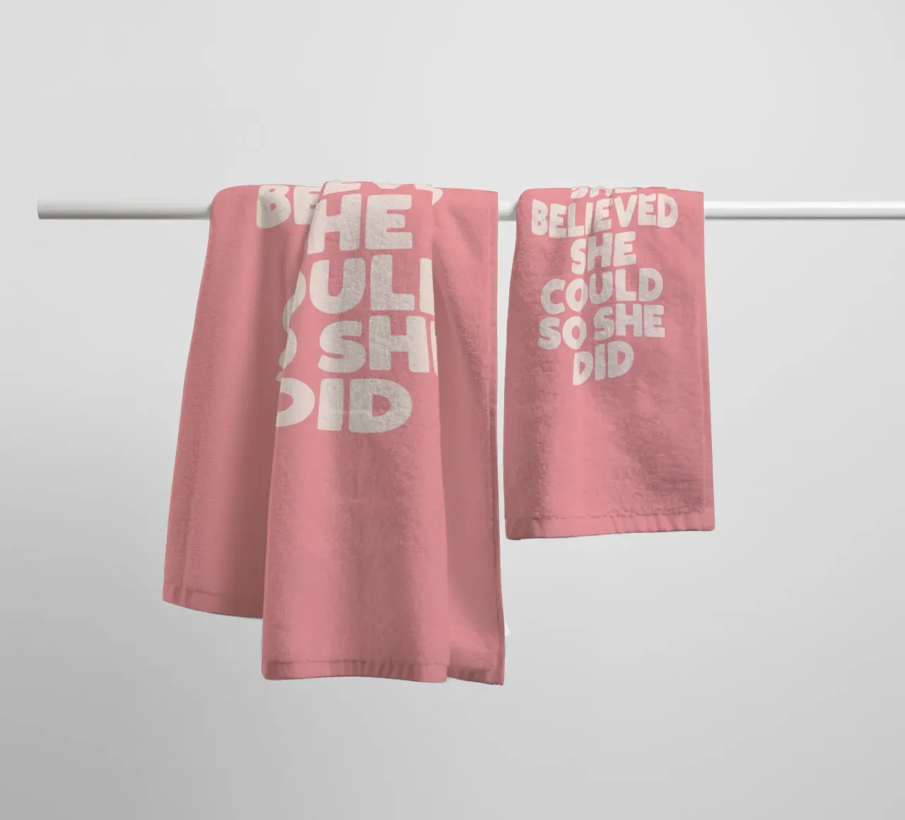 Sie glaubte, sie könnte es, also tat sie es Handtuch von THE MOTIVATED TYPE