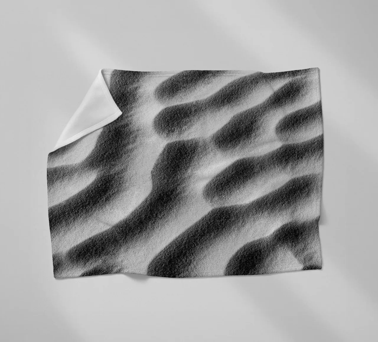 Abstract sand art in black and white coperta in pile da photolovers