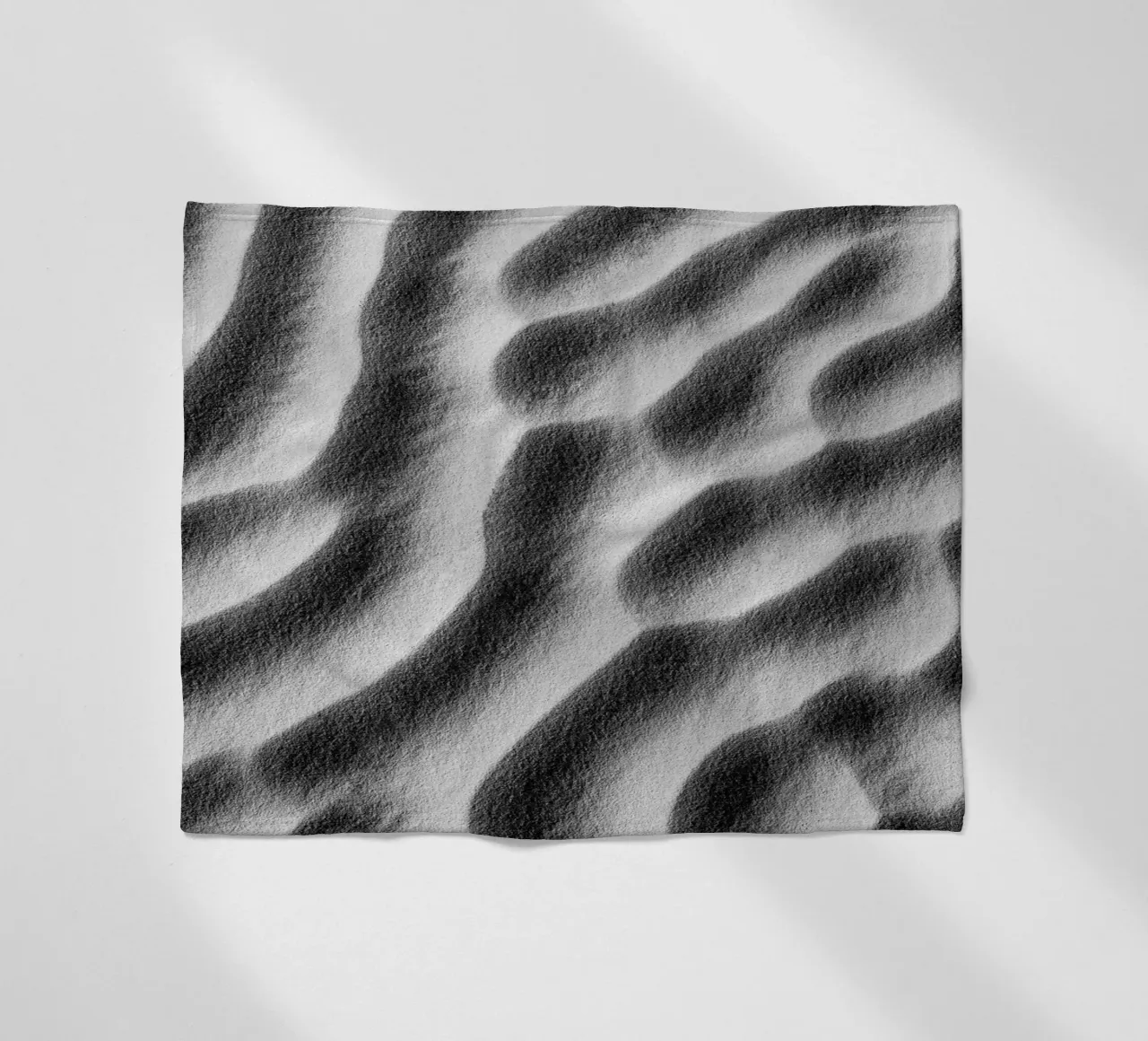 Abstract sand art in black and white coperta in pile da photolovers
