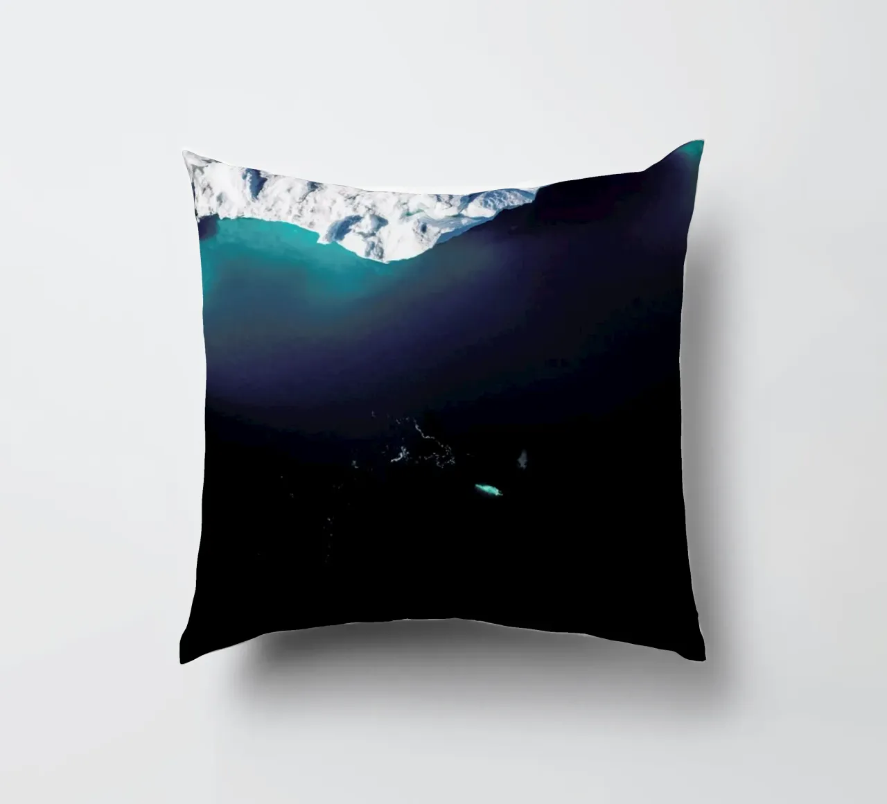 Gliding Through the Deep cuscino da EyeEm Mobile GmbH