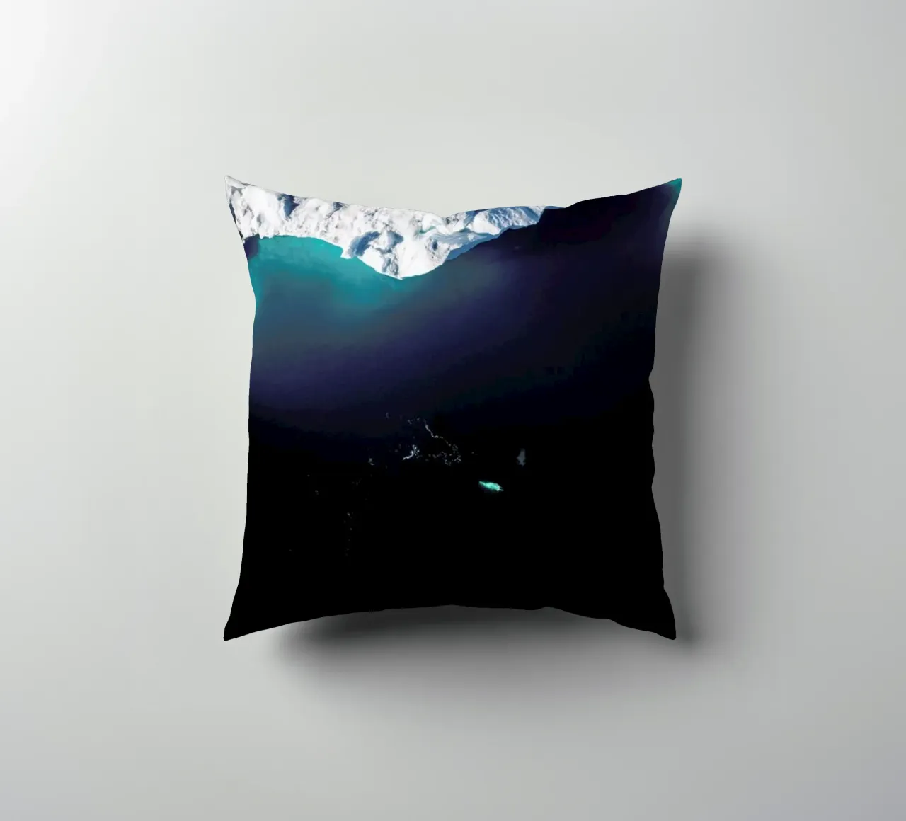 Gliding Through the Deep cuscino da EyeEm Mobile GmbH