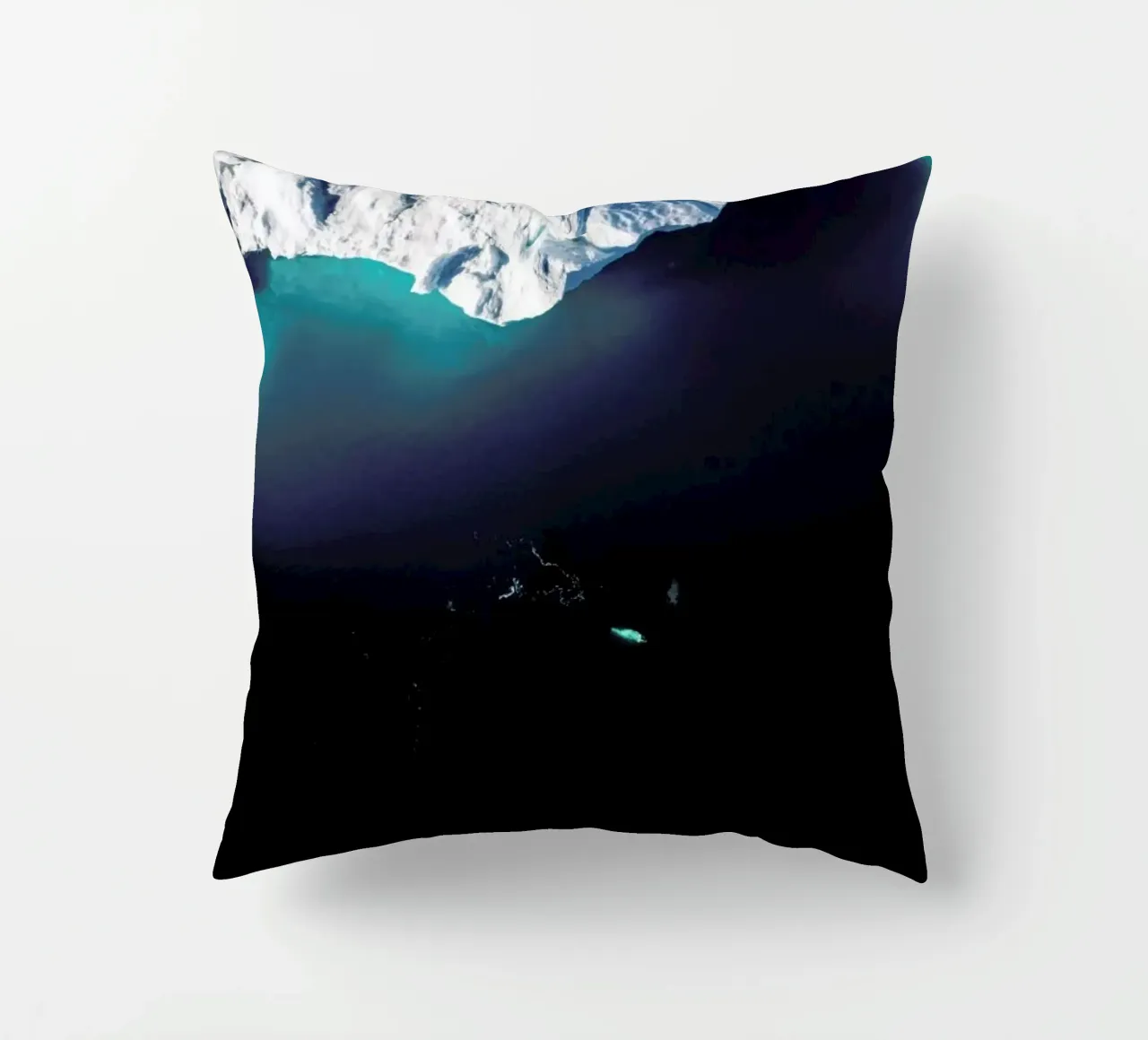 Gliding Through the Deep cuscino da EyeEm Mobile GmbH