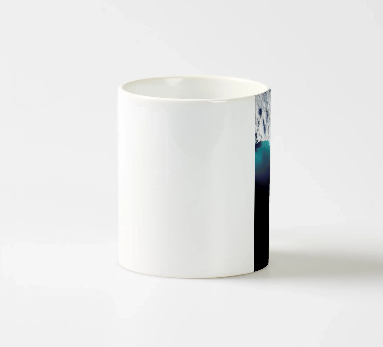 Gliding Through the Deep tazza in ceramica da EyeEm Mobile GmbH