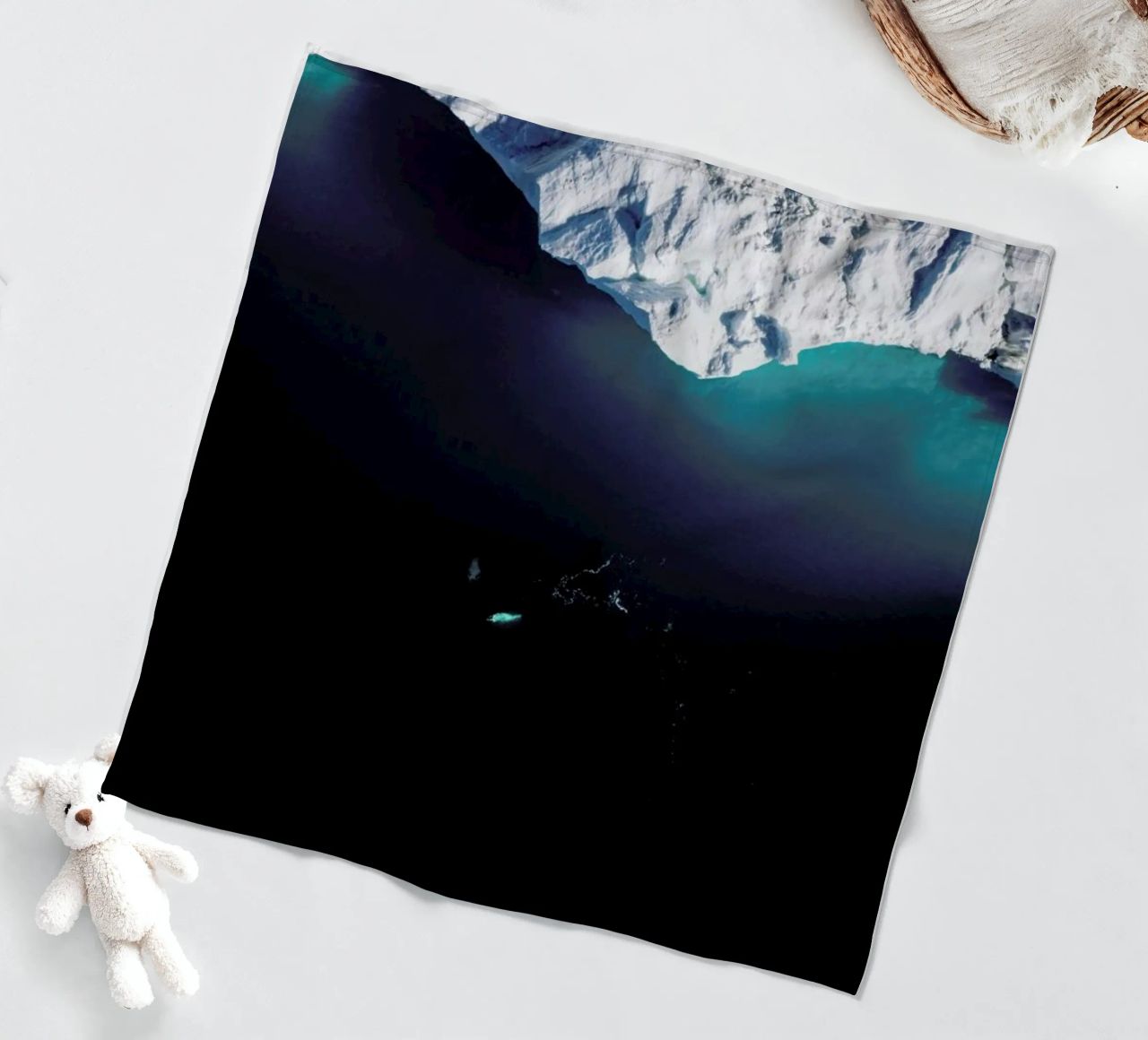 Gliding Through the Deep coperta in pile da EyeEm Mobile GmbH