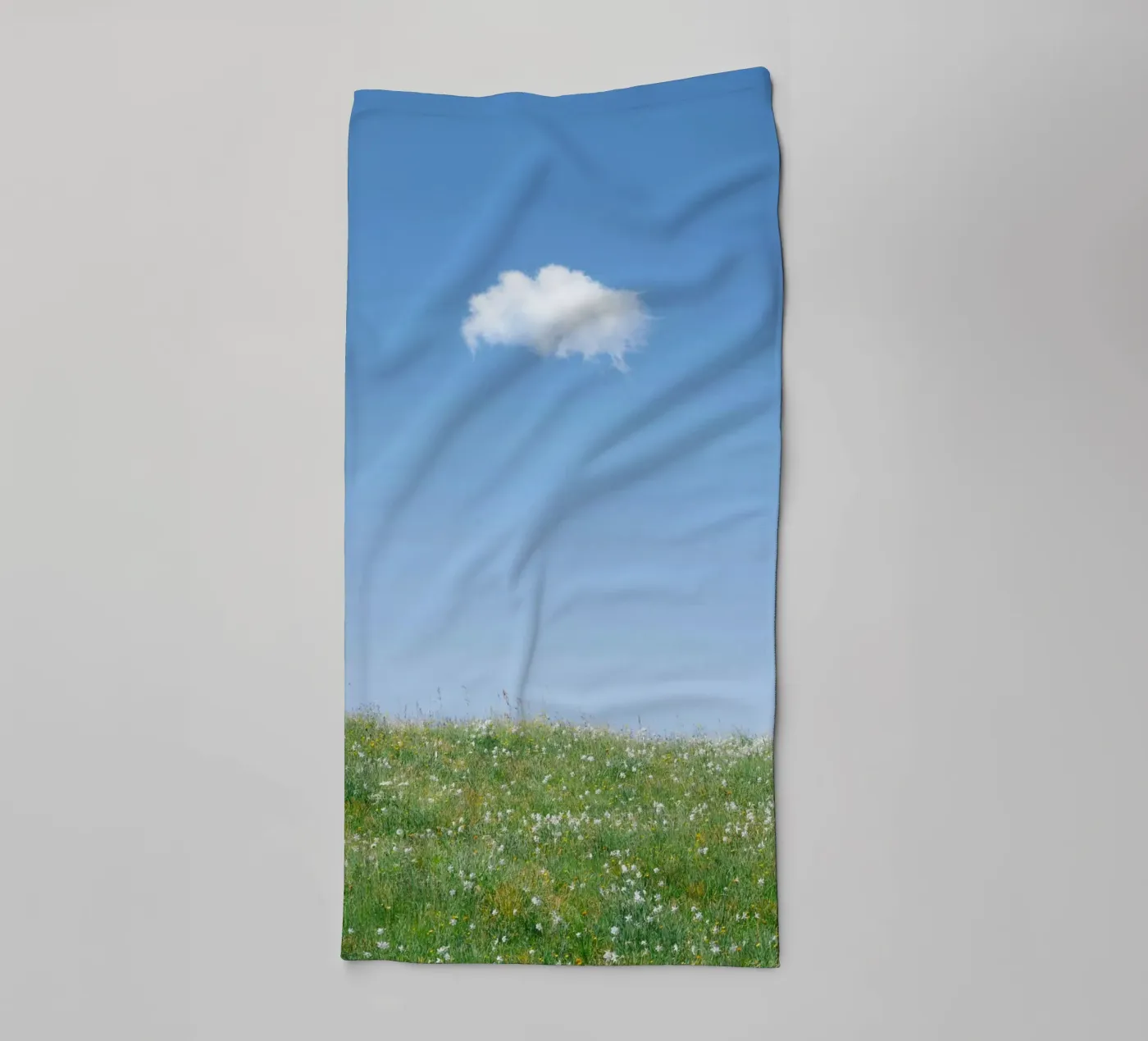cloud single cloud badhanddoek van Earthly Visions
