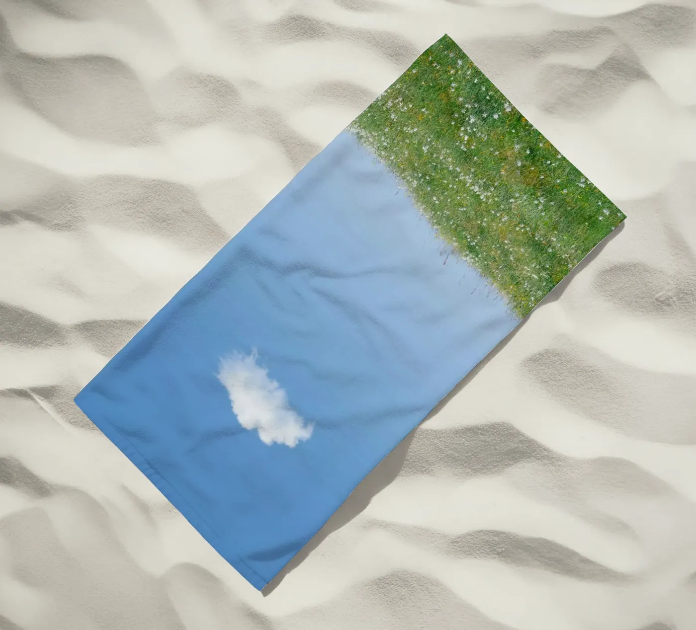 Wolke einzelne Wolke Strandtuch von Earthly Visions