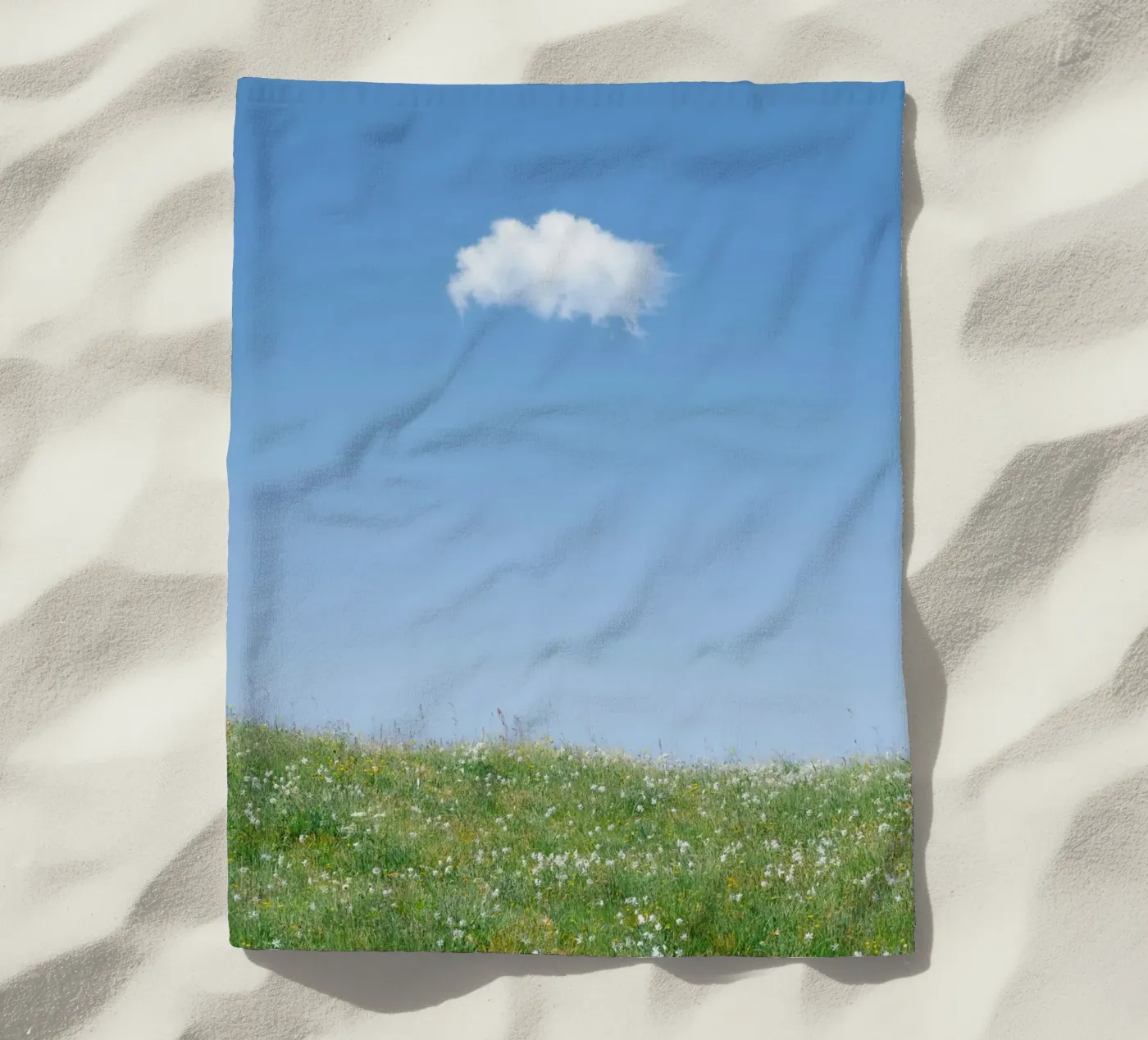 Wolke einzelne Wolke Strandtuch von Earthly Visions