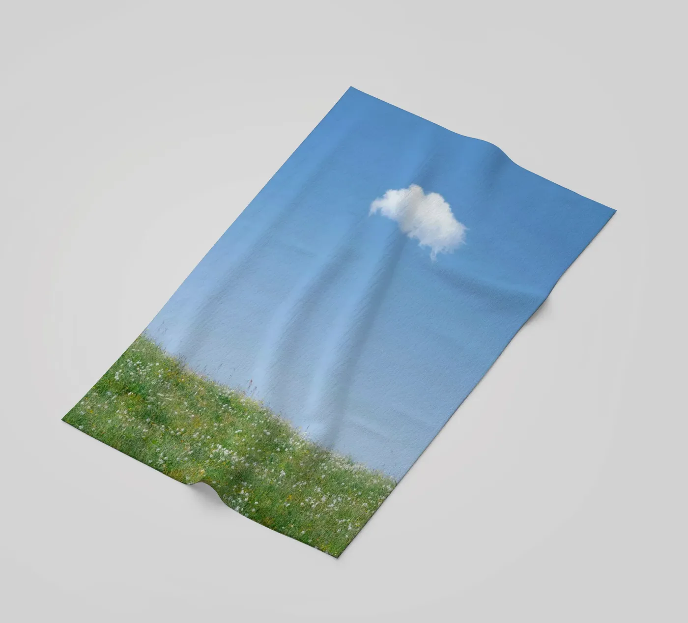 Wolke einzelne Wolke Strandtuch von Earthly Visions