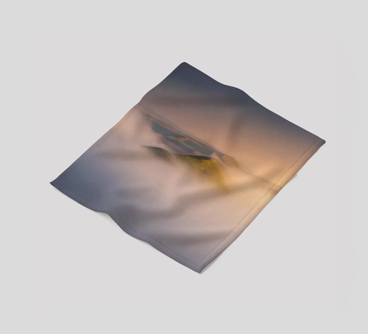 nebbia sulle colline coperta in pile da Earthly Visions