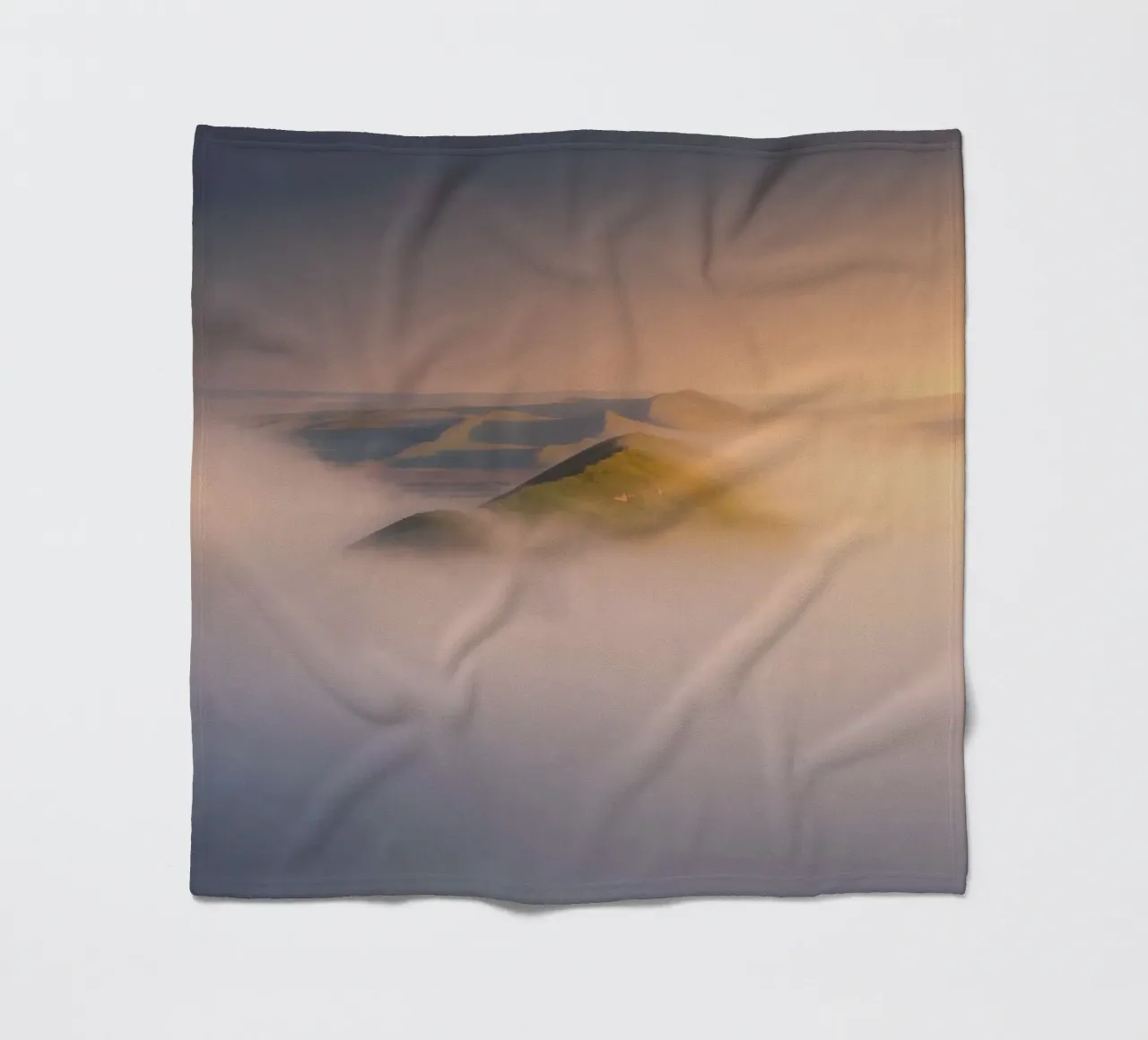 nebbia sulle colline coperta in pile da Earthly Visions